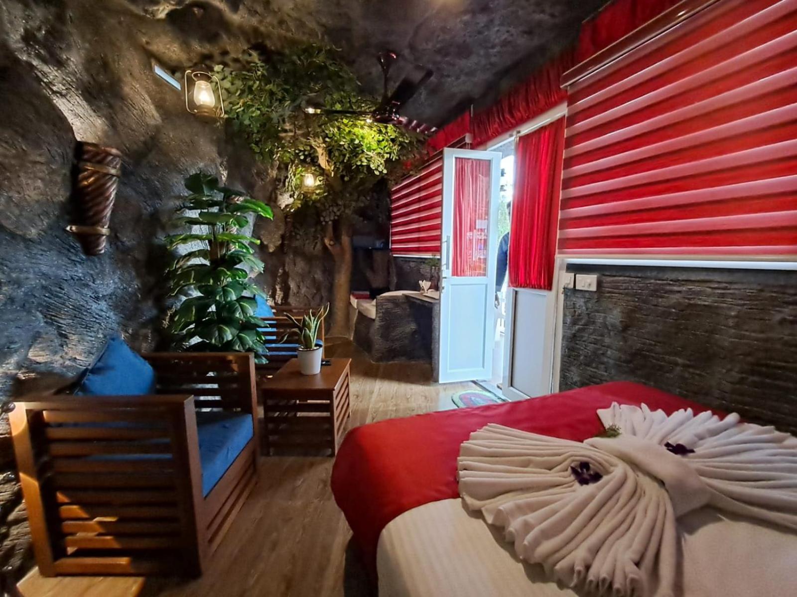 Queen Room with Balcony - Photo 12