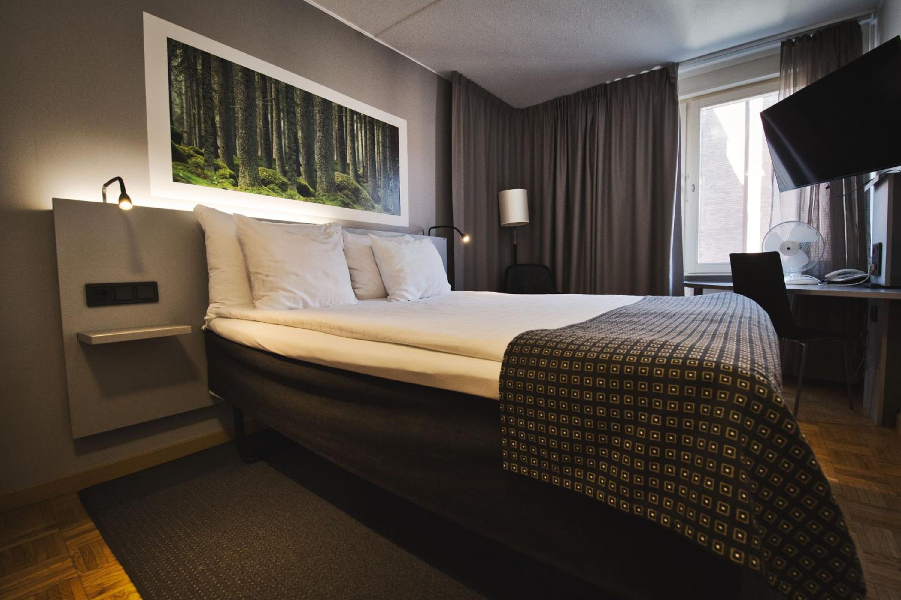 Small Double Room (55 in bed) - Photo 3