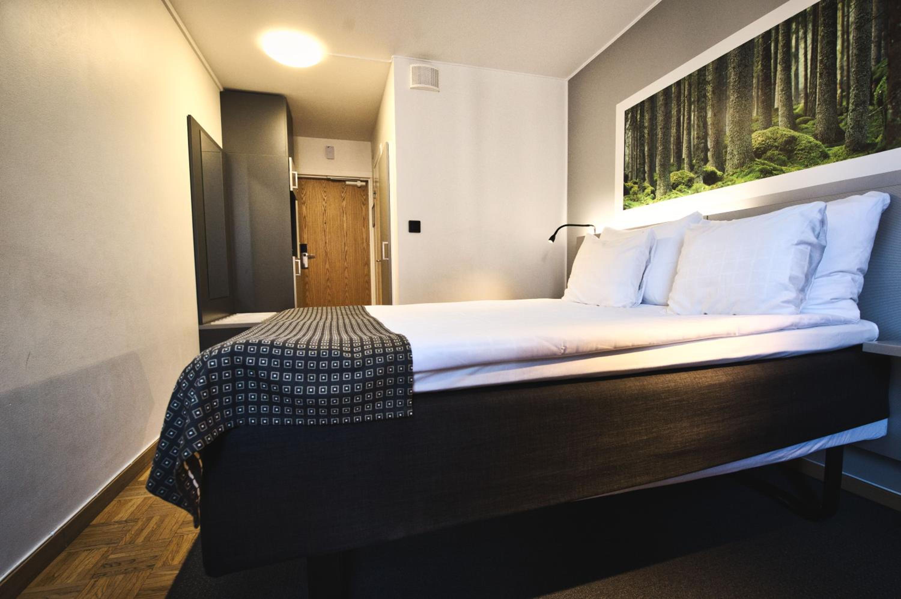 Small Double Room (55 in bed) - Photo 4