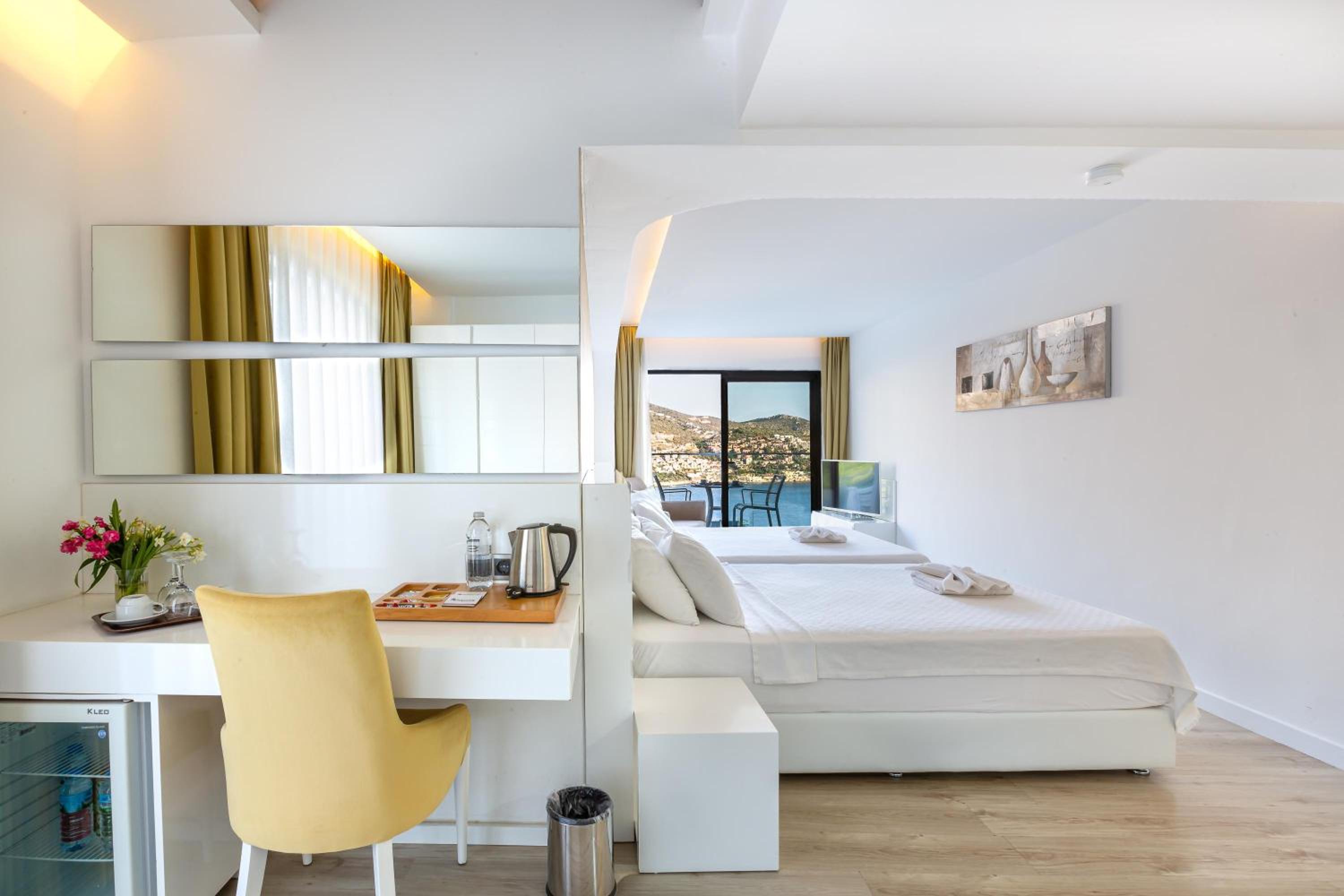 Deluxe Double Room with Sea View - Photo 9
