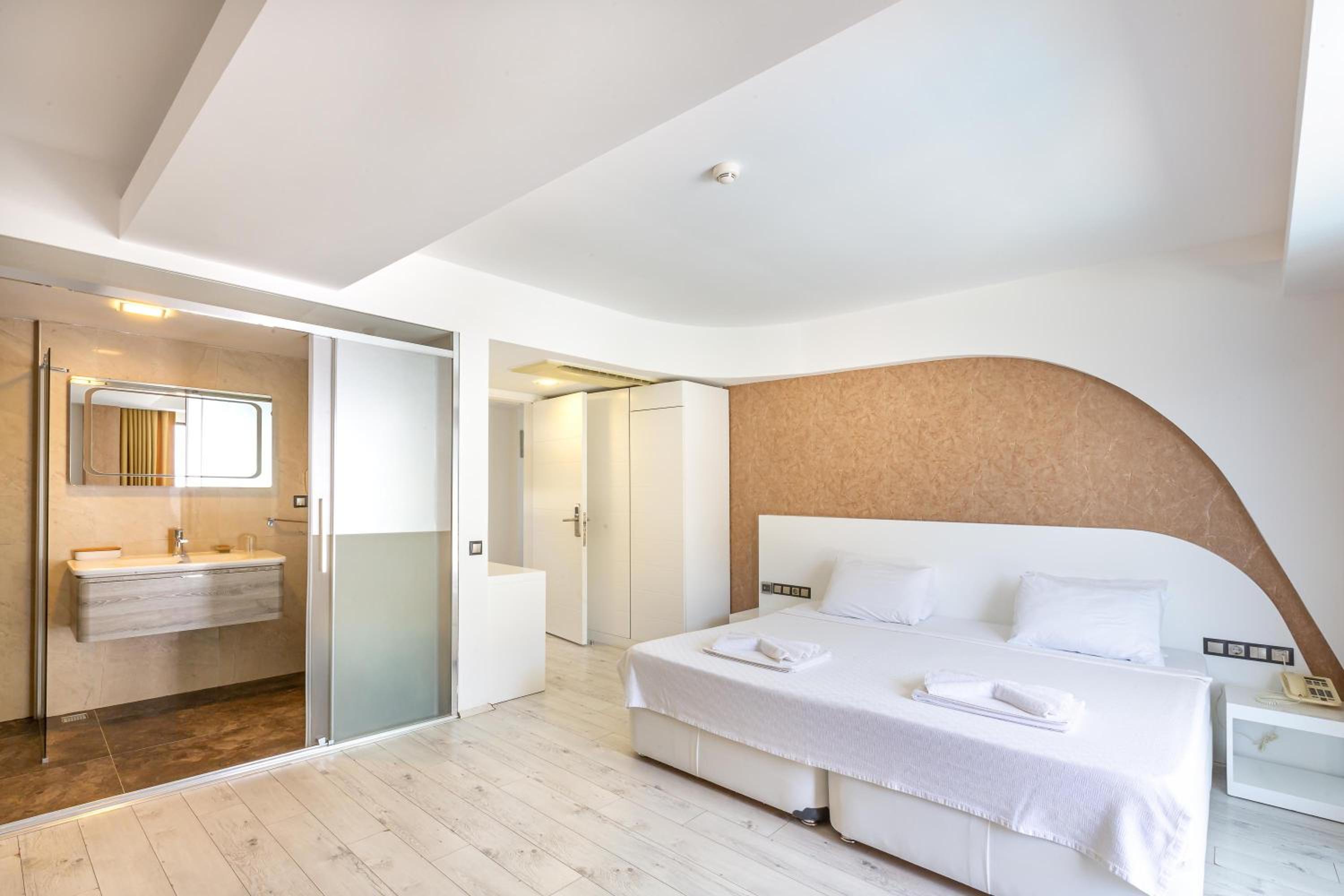 Deluxe Double Room with Sea View - Photo 7