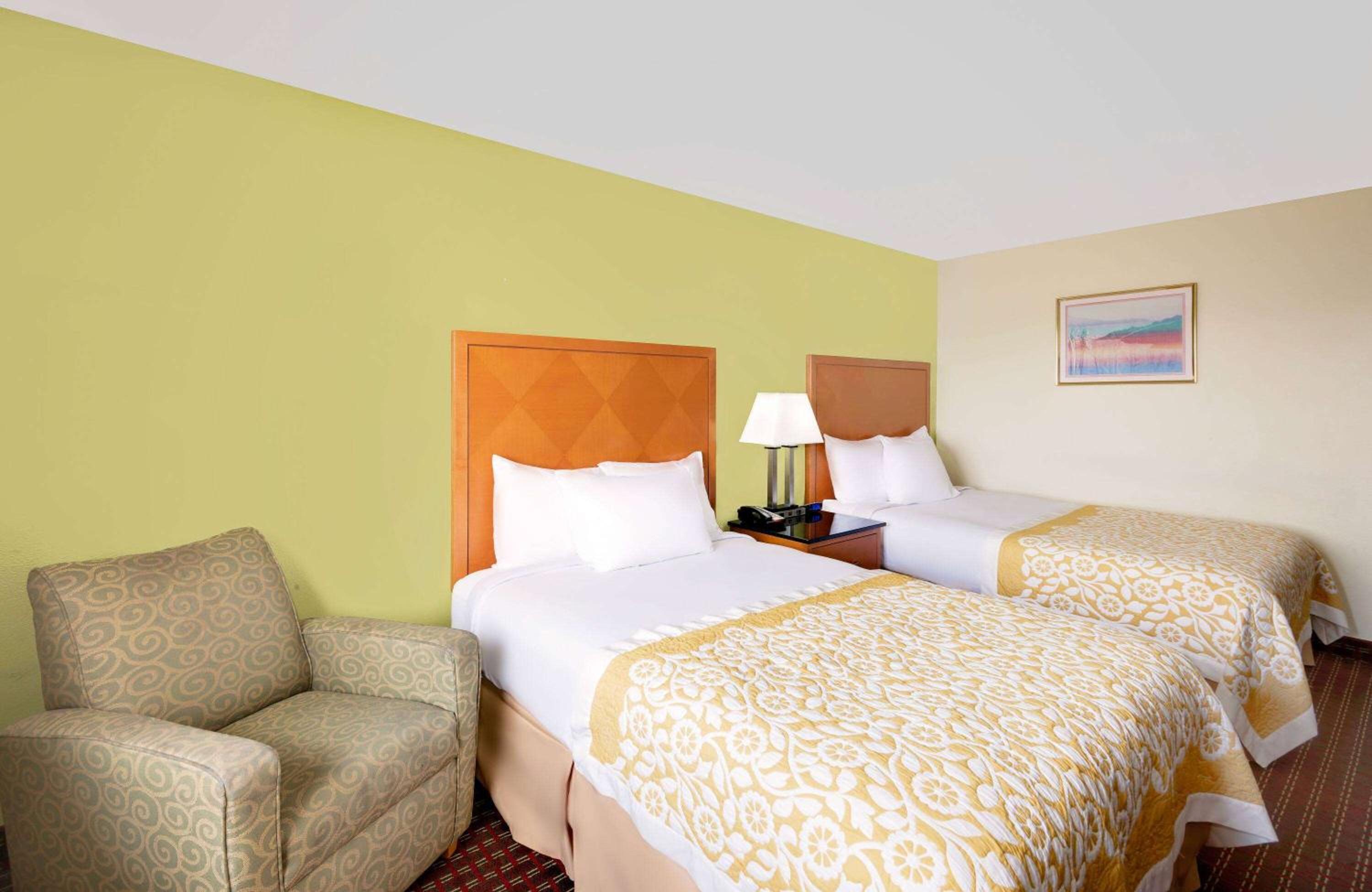 Deluxe Double Room with Two Double Beds - Non-Smoking - Photo 4