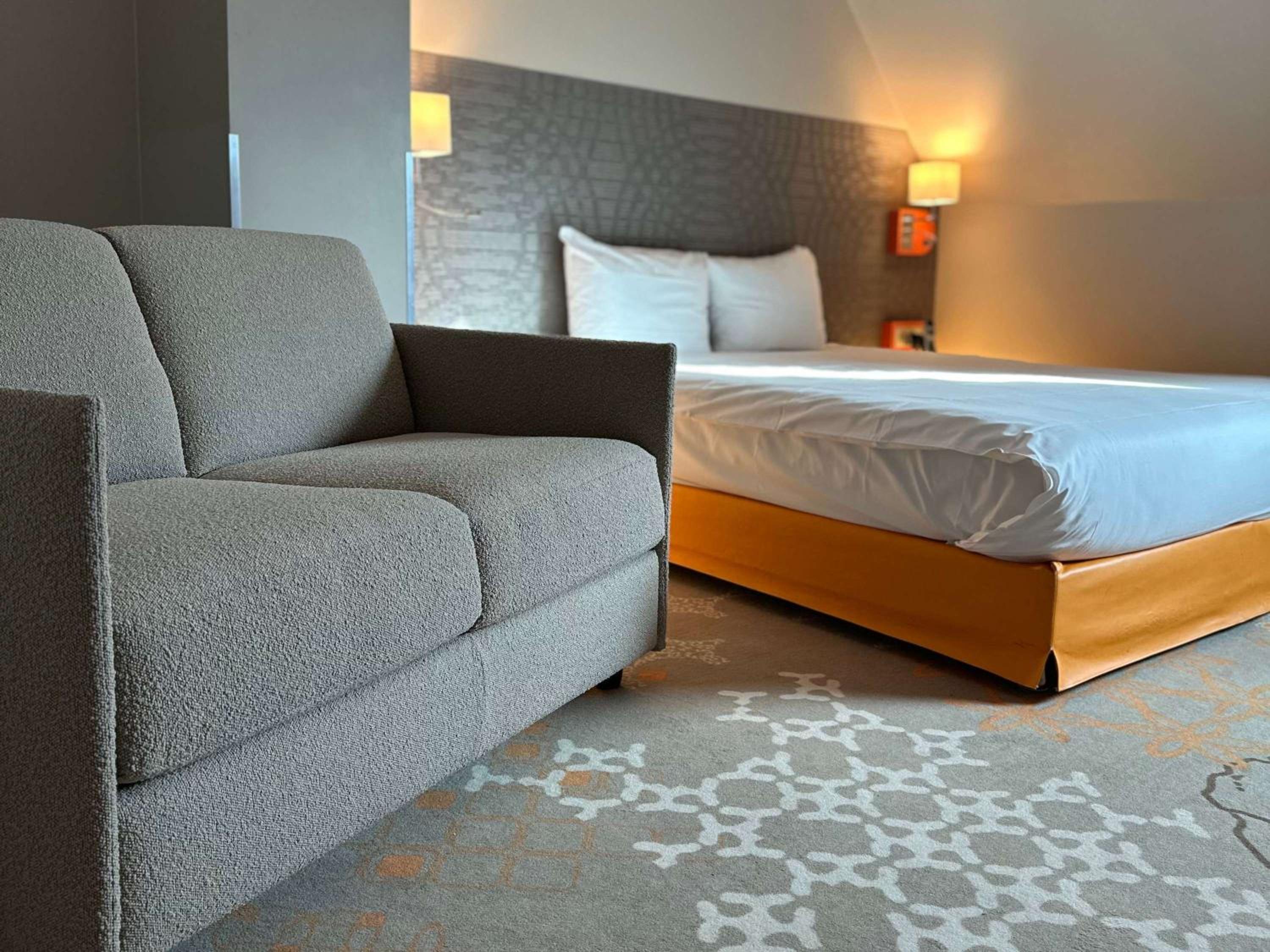 Standard Twin Room with Sofa - Photo 11