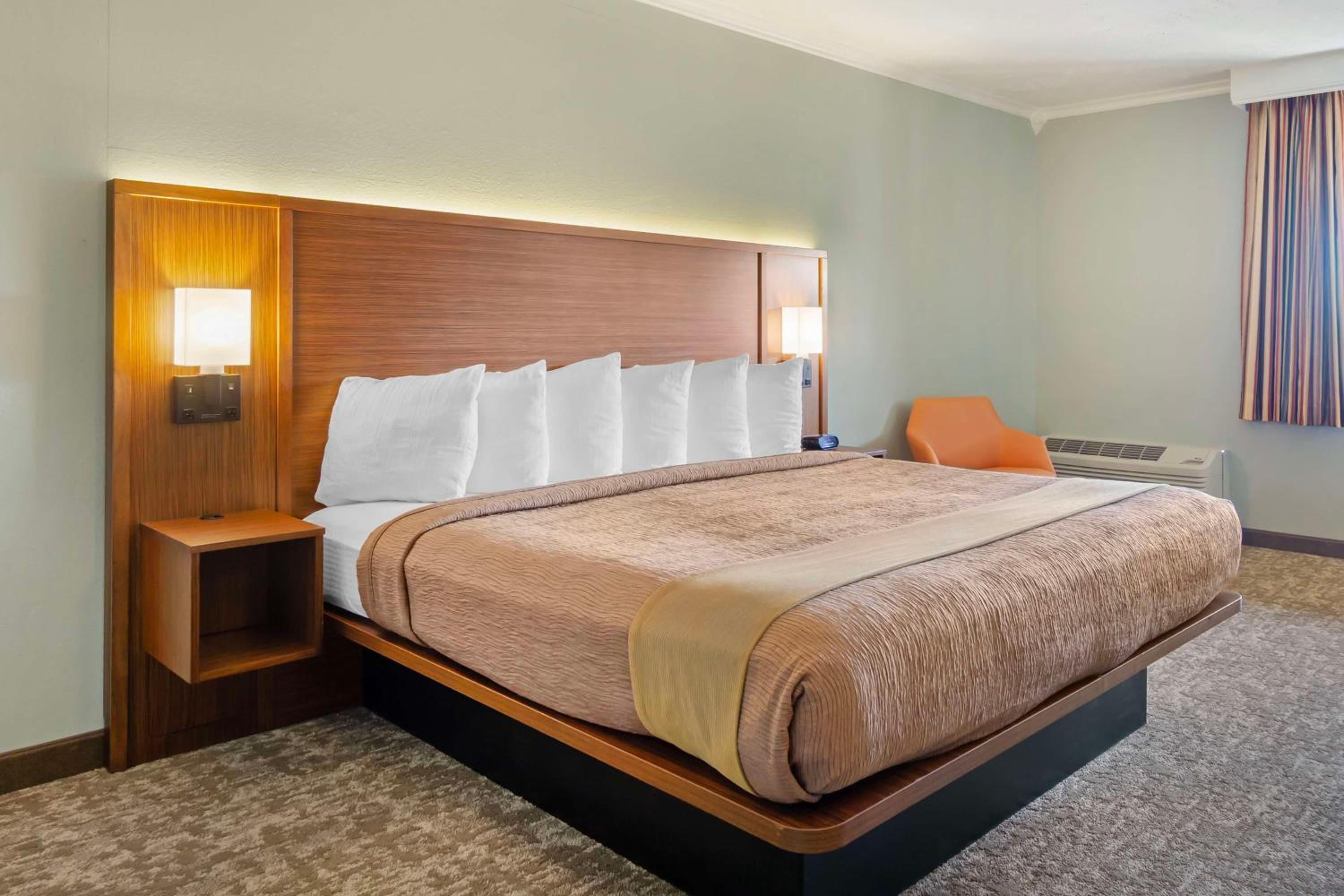 Studio King Suite with Sofa Bed, Balcony and Full Kitchen - Non-Smoking