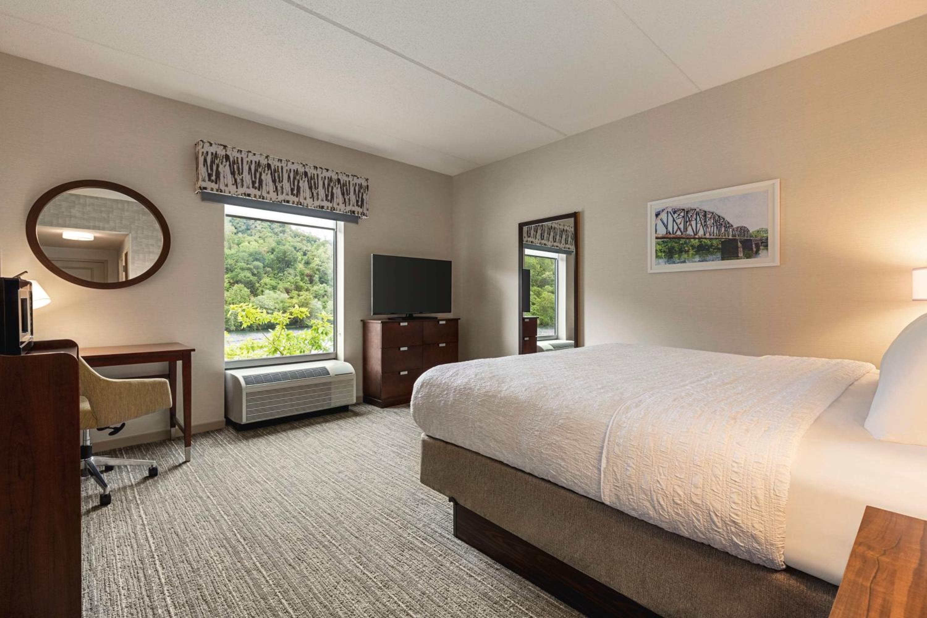 King Room with Roll-In Shower - Mobility and Hearing Access/Non-Smoking
