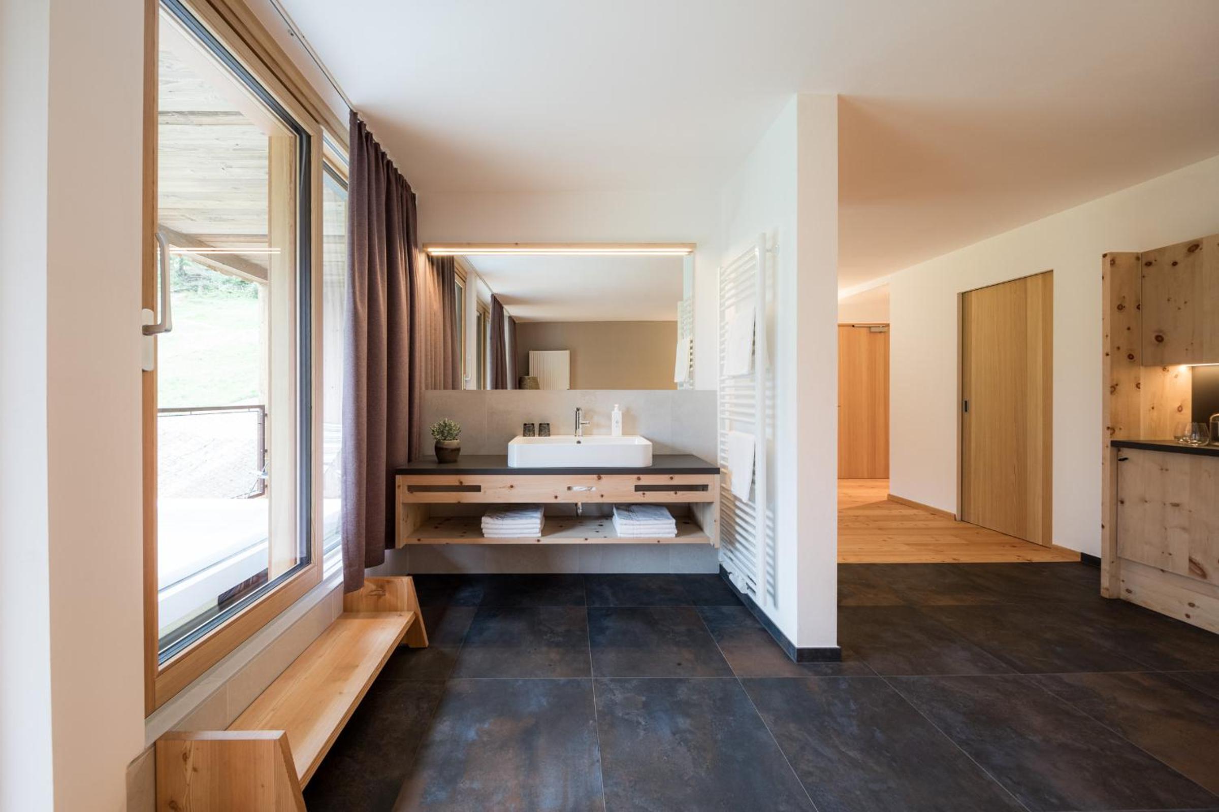 Deluxe Suite with Spa Bath photo 2