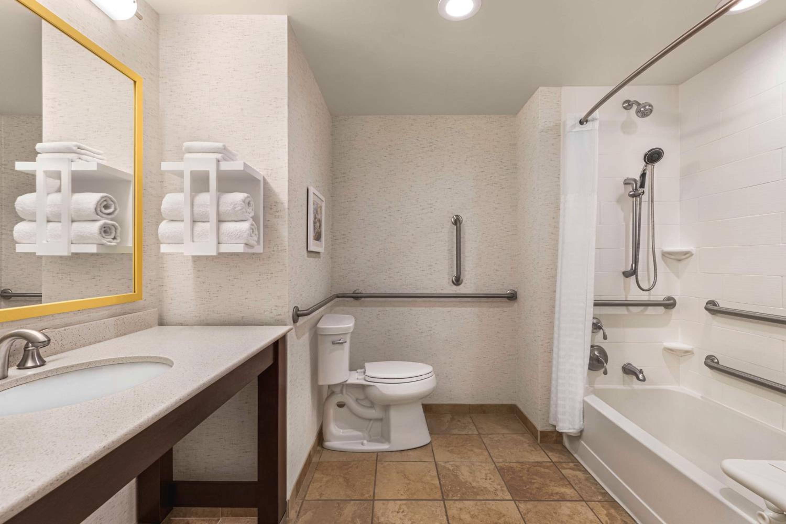 King Room with Accessible Tub - Mobility and Hearing Access/Non-Smoking