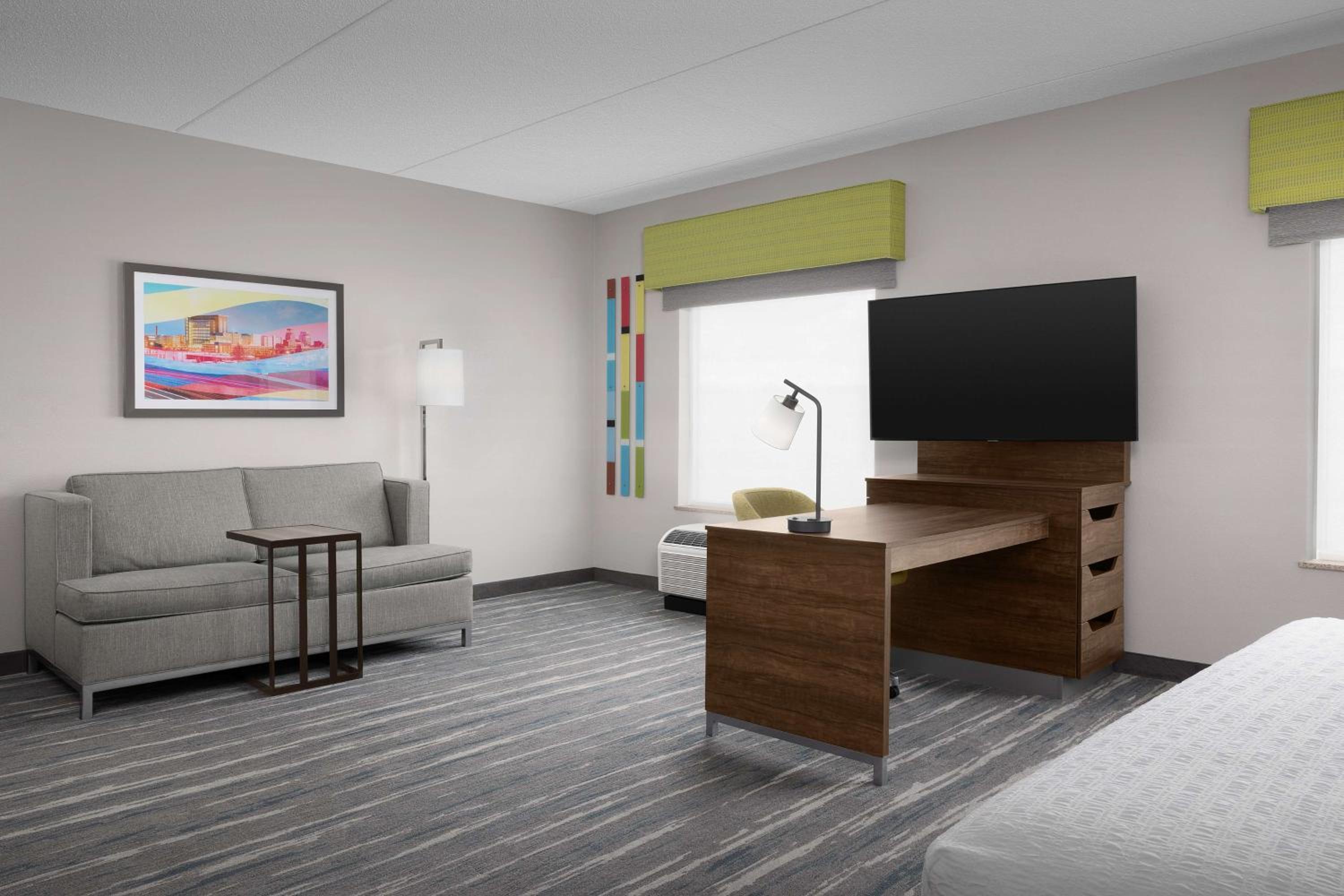 King Suite - Non-Smoking - Photo 2