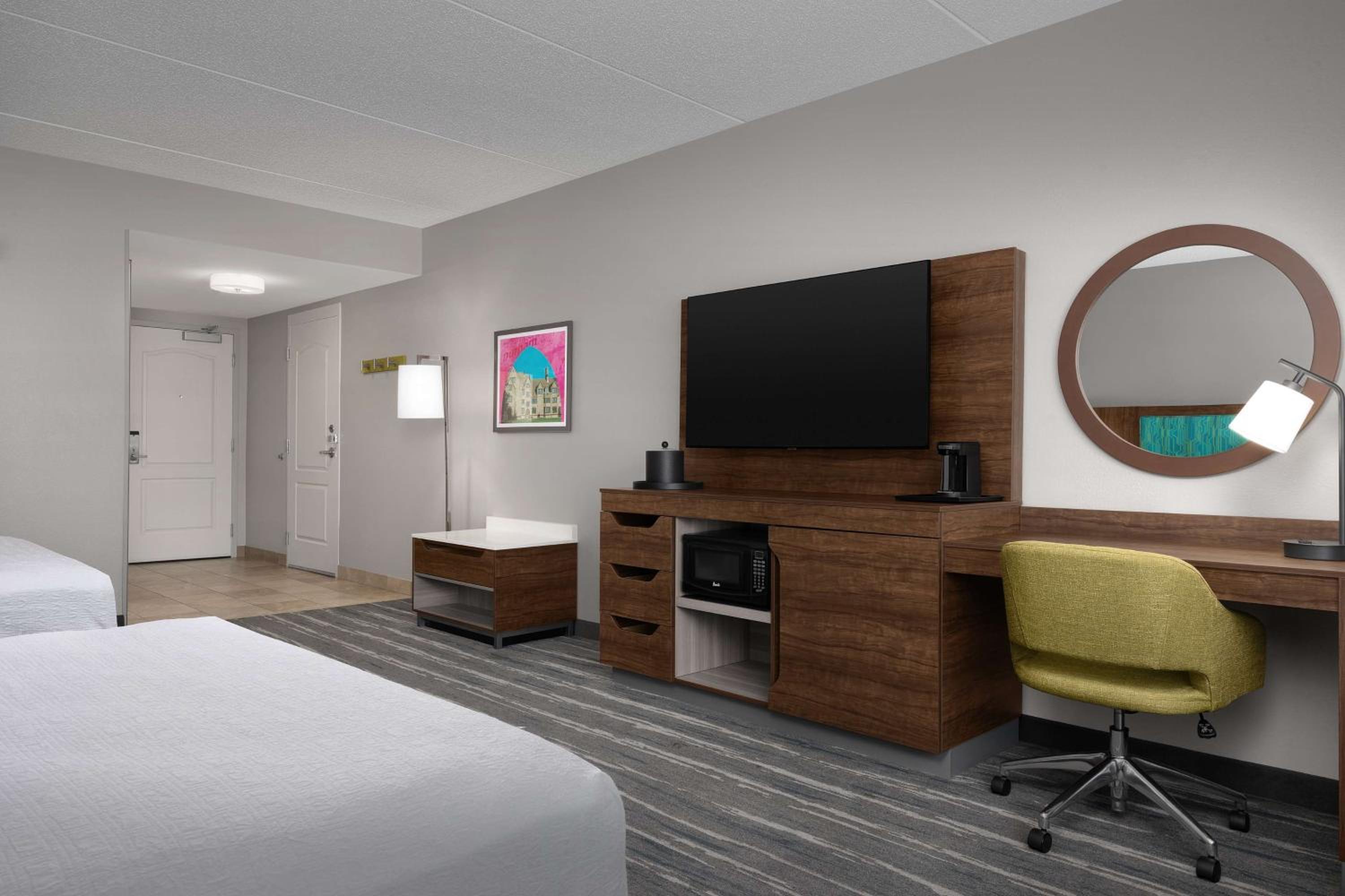 Double Room with Two Queen Beds and Bath Tub - Mobility and Hearing Access - Photo 3