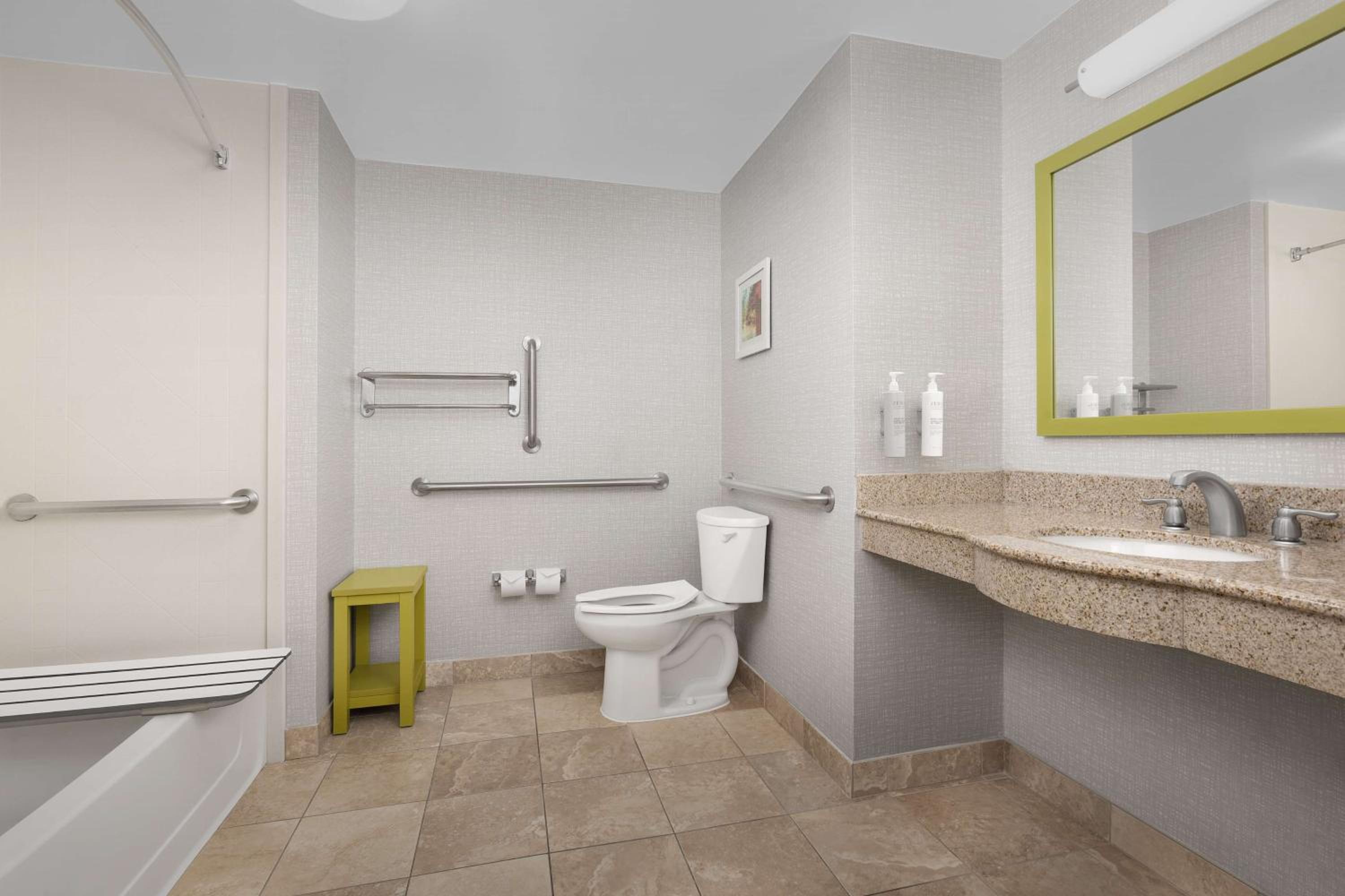 Double Room with Two Queen Beds and Bath Tub - Mobility and Hearing Access - Photo 4