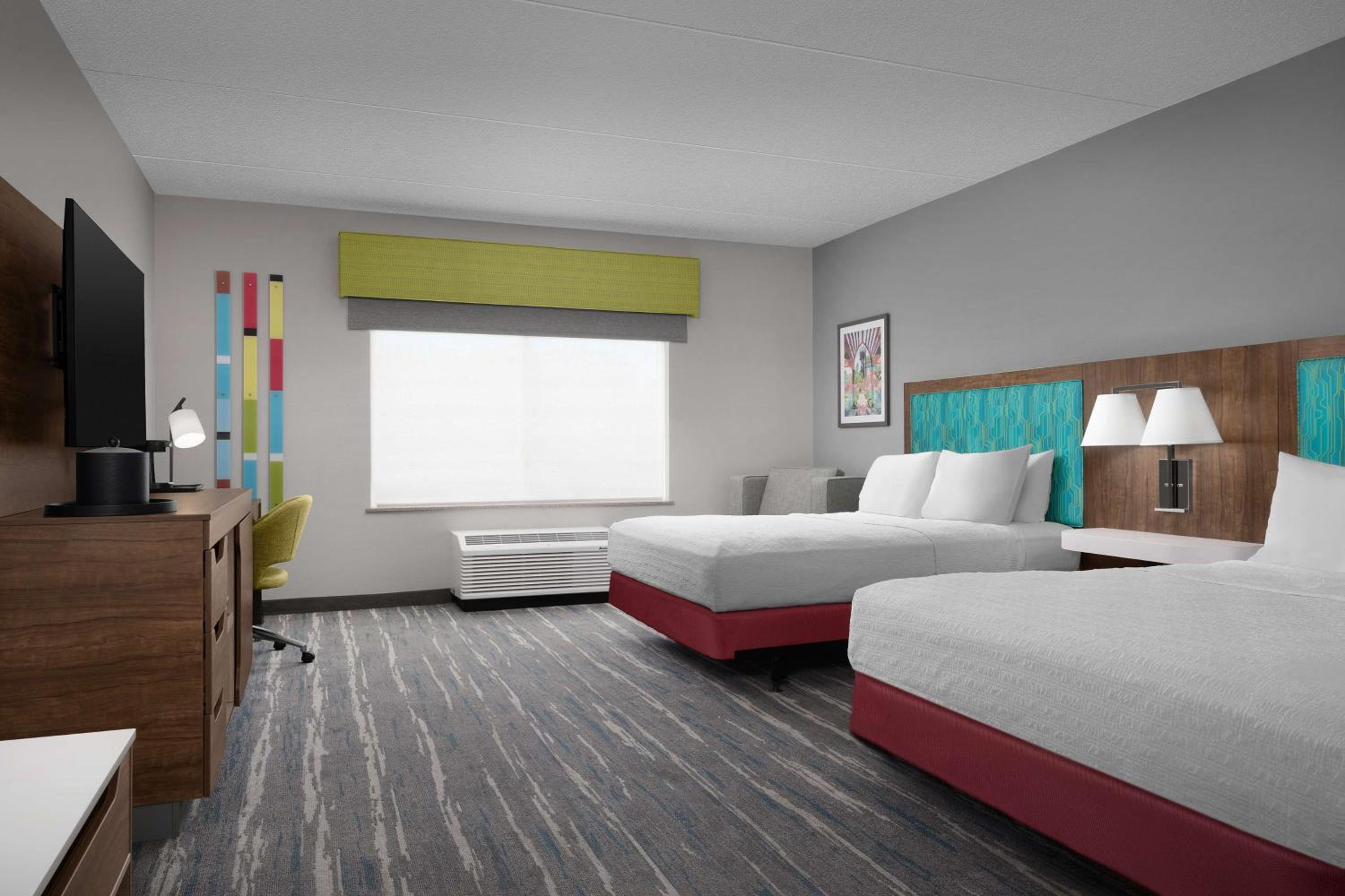 Double Room with Two Queen Beds and Bath Tub - Mobility and Hearing Access - Photo 2