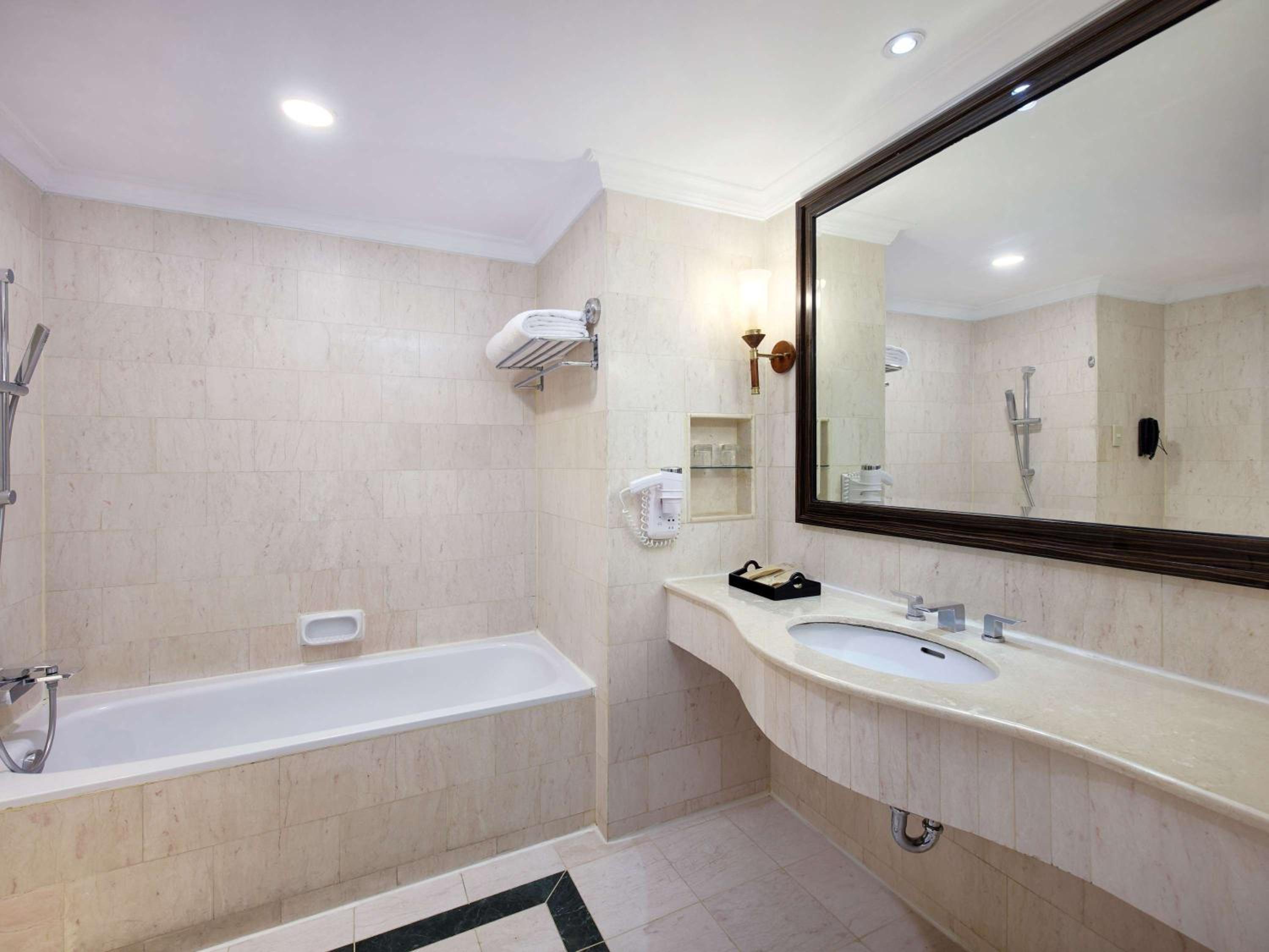 Deluxe Room Twin Beds - Photo 8