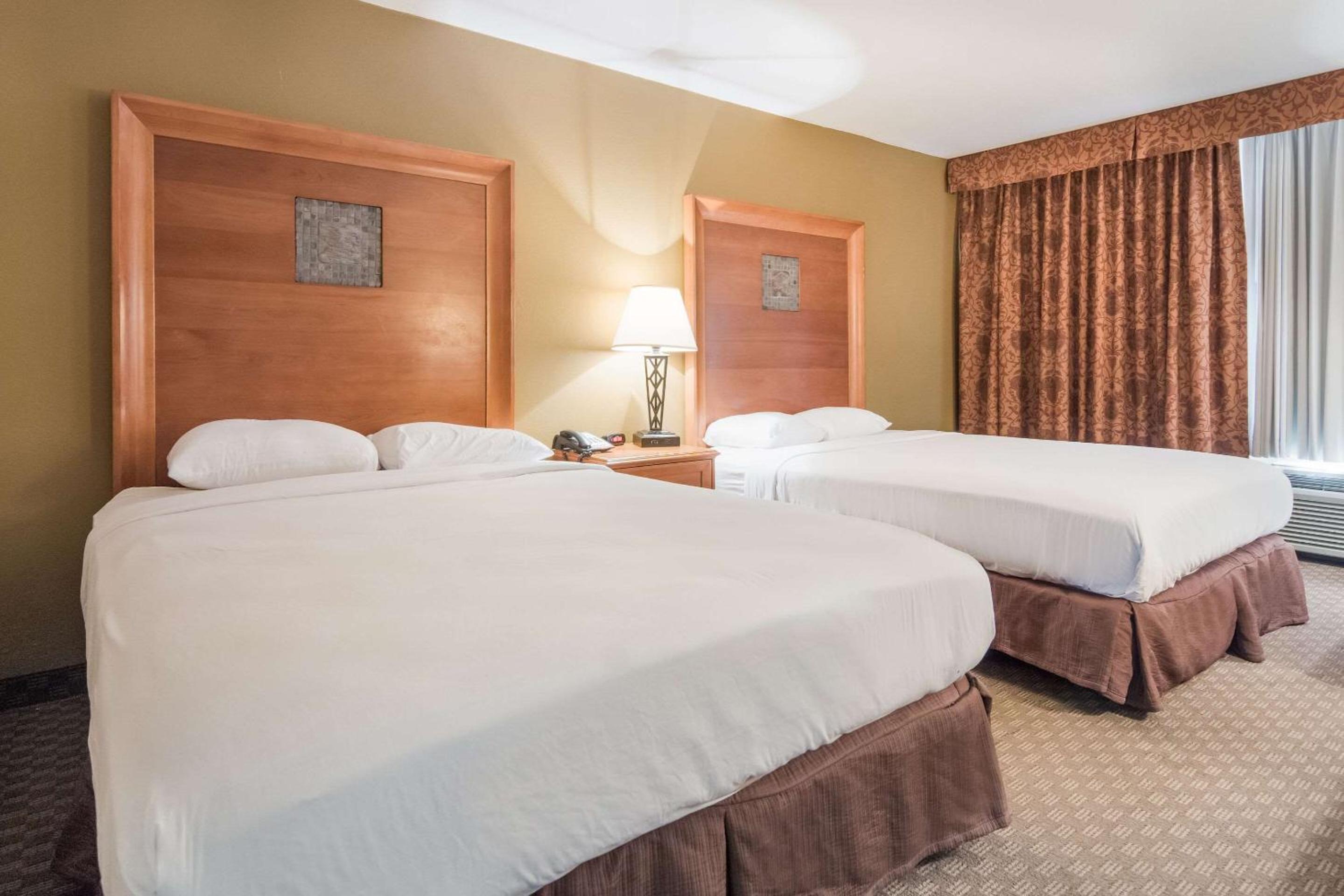 Queen Room With Two Queen Beds - Non-Smoking photo 1