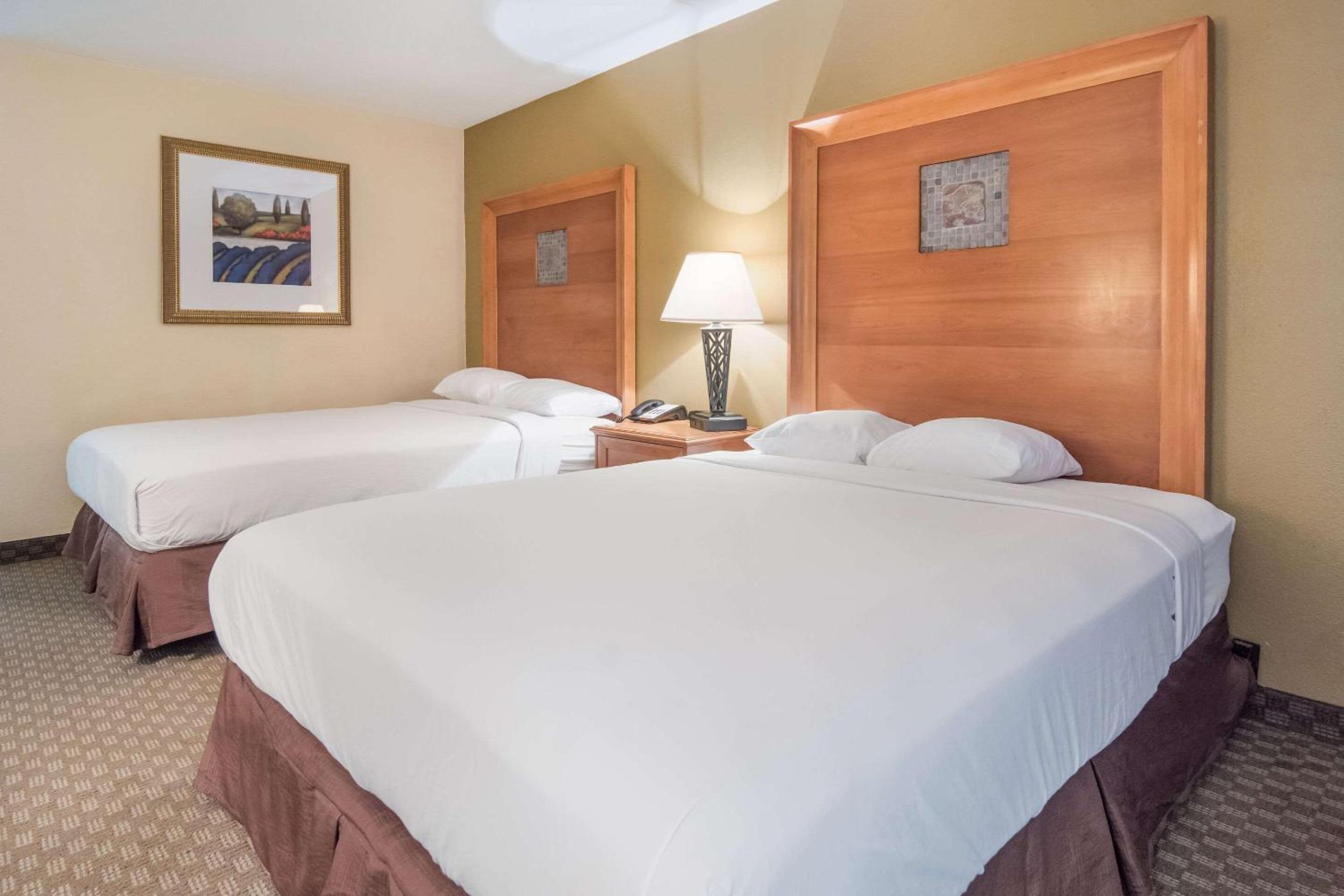 Queen Room With Two Queen Beds - Non-Smoking photo 3