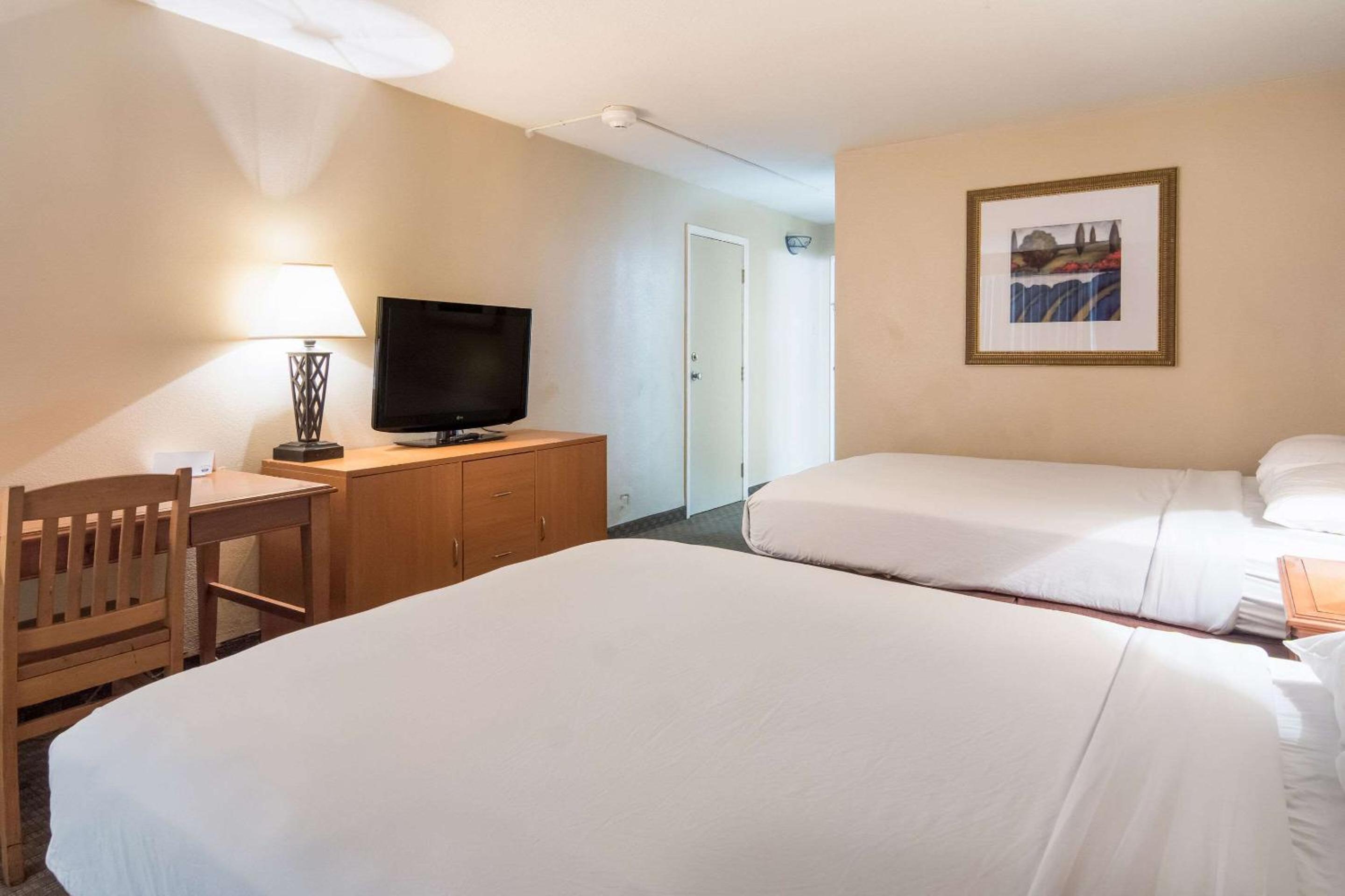 Queen Room With Two Queen Beds - Non-Smoking photo 2