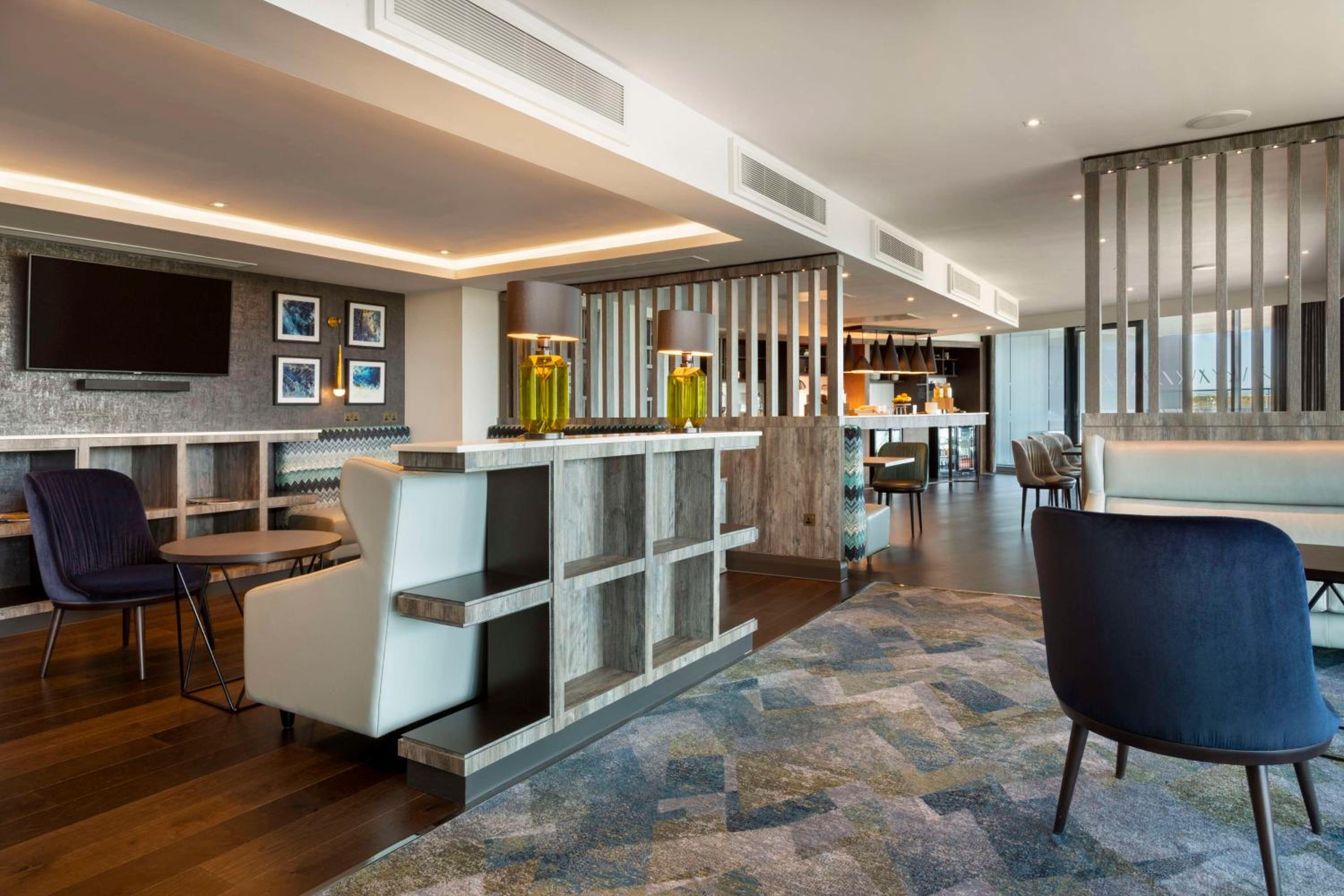 One-Bedroom King Suite - Lounge Access - Photo 7