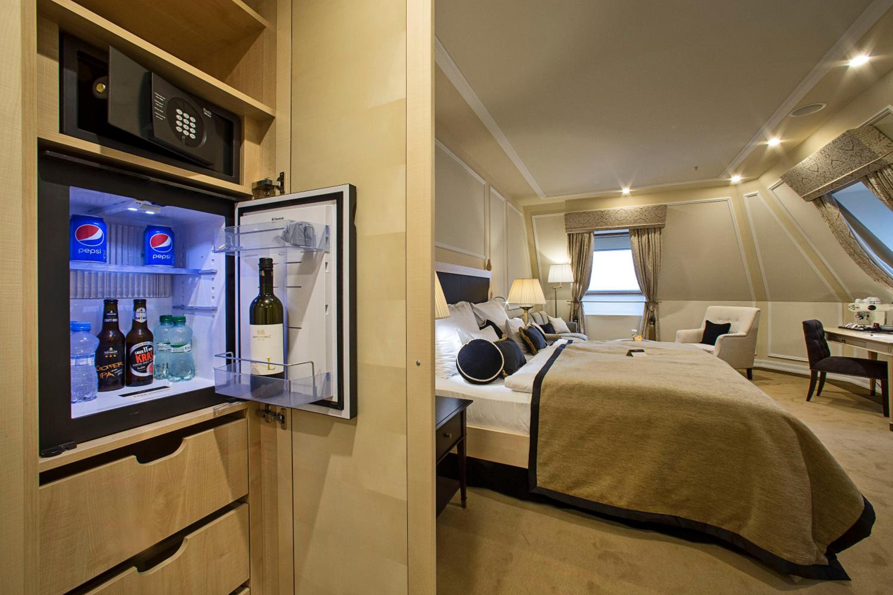 Wilson Junior Suite (Including Daily Refilled Free Mini Bar) photo 3