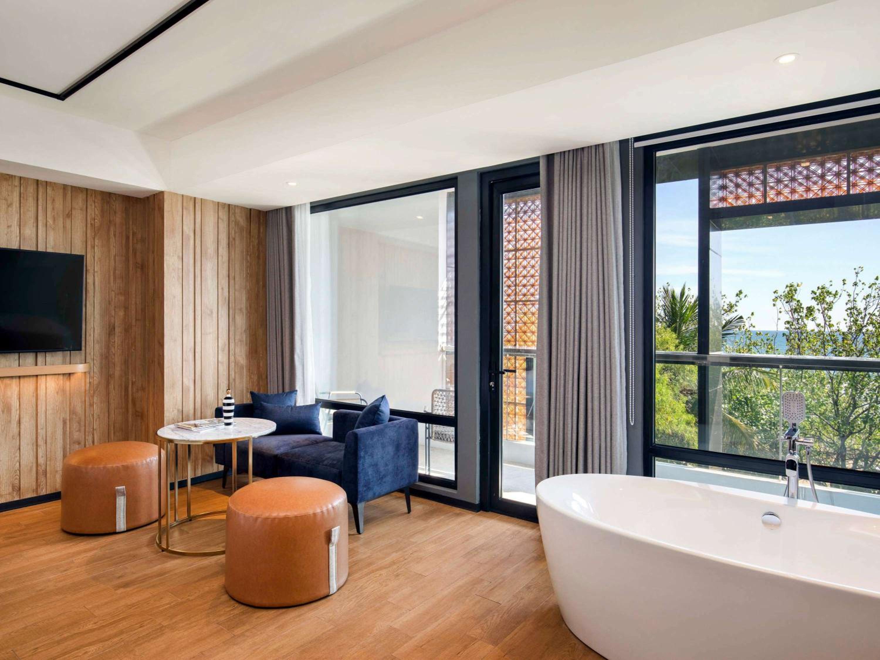 Comfort Superior King Suite with Ocean View and Unlimited Self-Service Laundry - Photo 1
