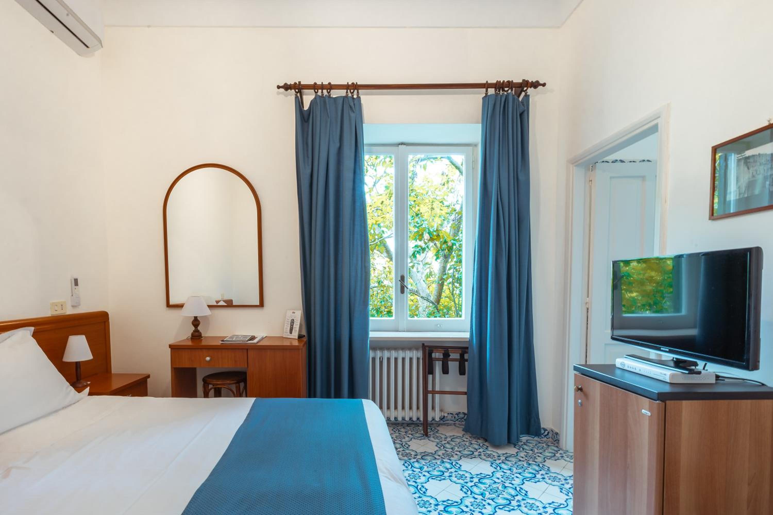 Double Room with Garden View - Photo 2