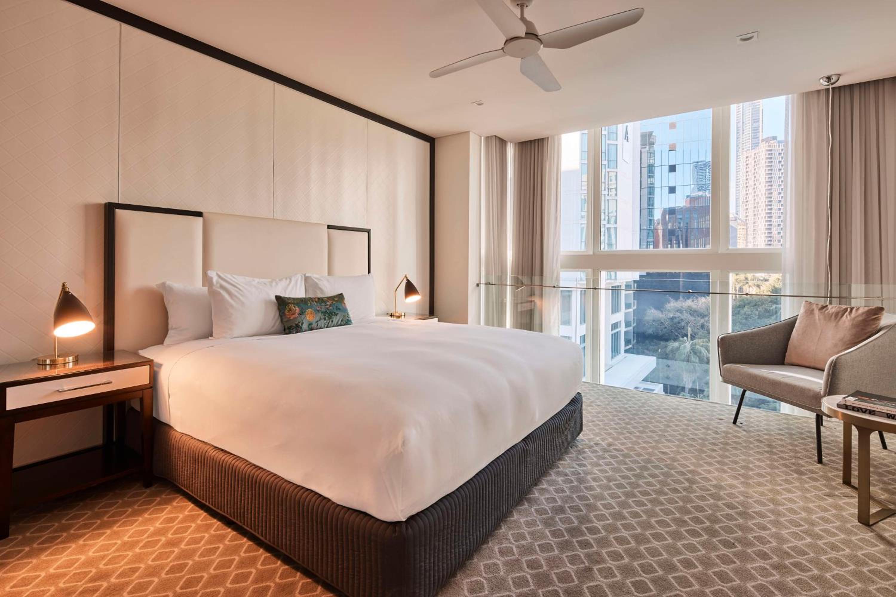 Suite with City View - Photo 6