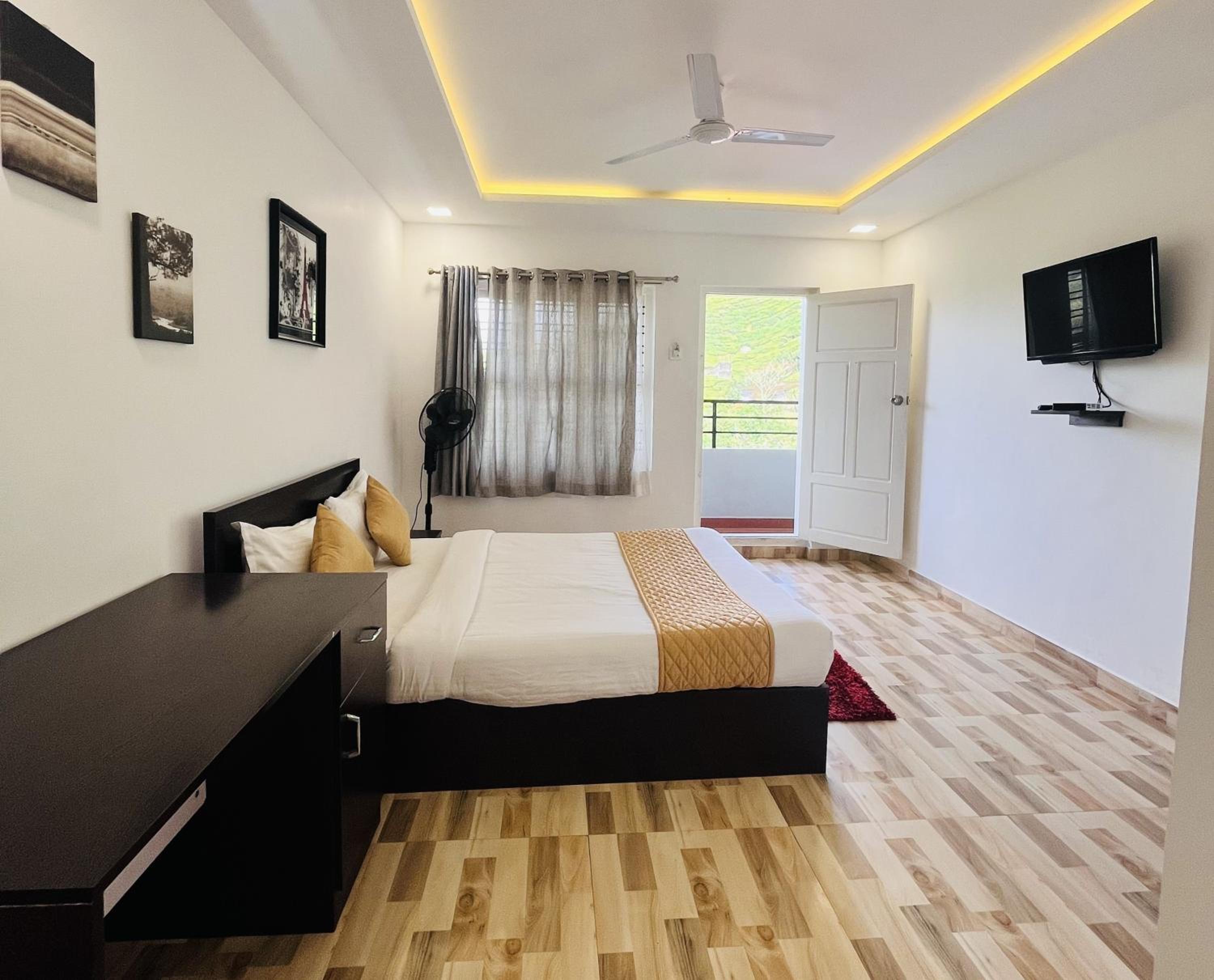 Five-Bedroom House photo 1