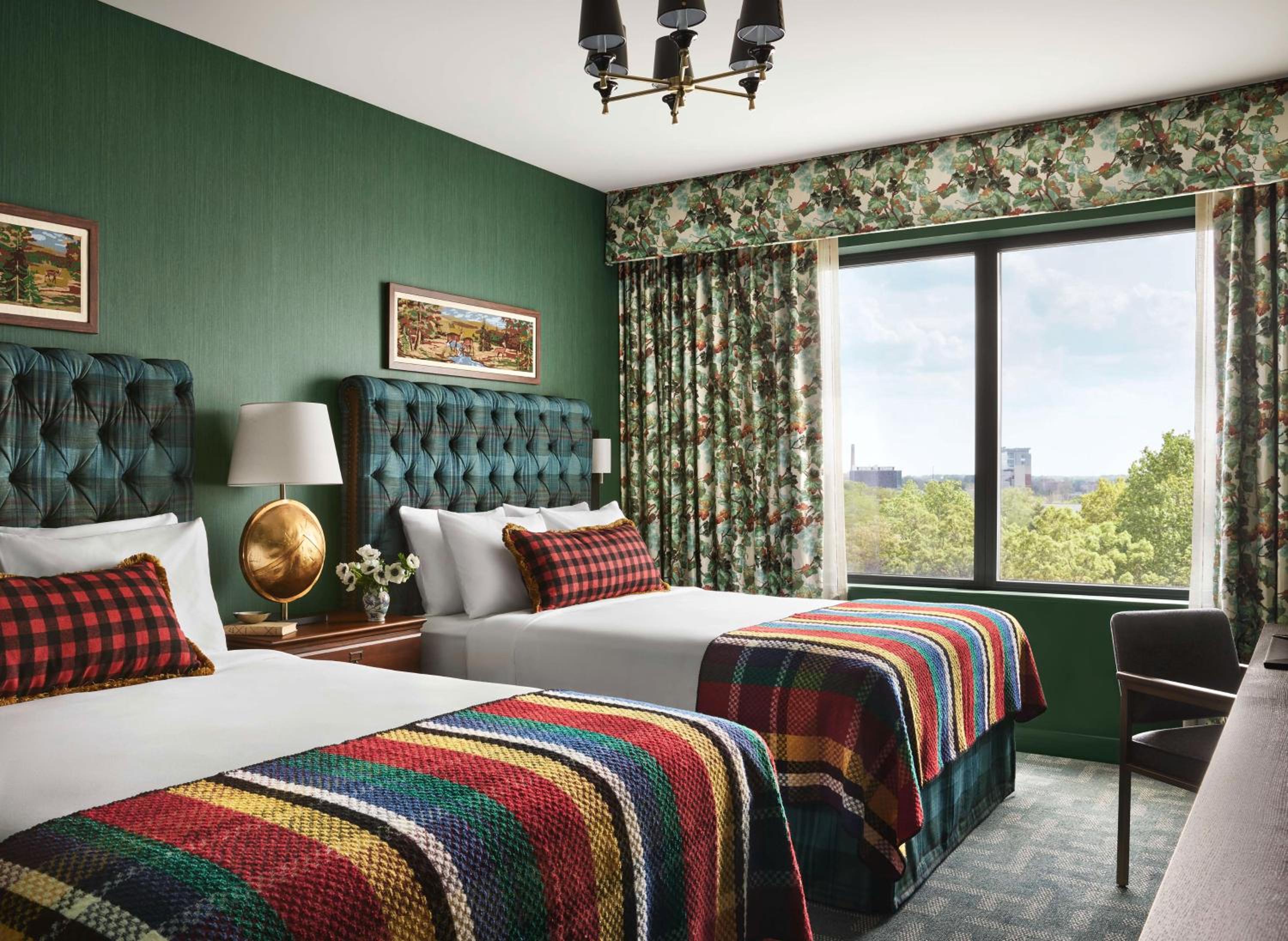 Graduate Queen Room with Two Queen Beds - Photo 4