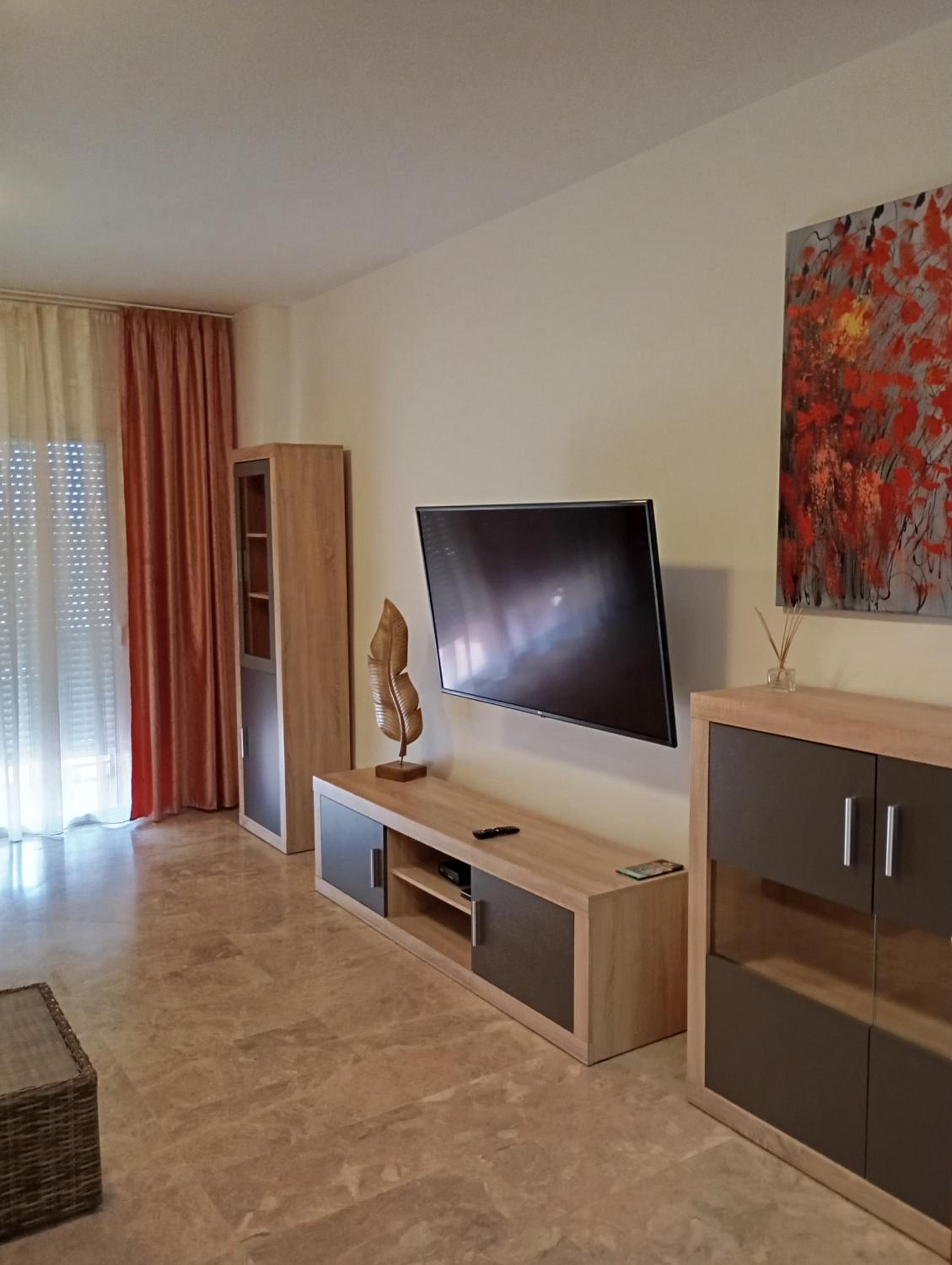 Apartamento de Dos Dormitorios con Vista a la Piscina