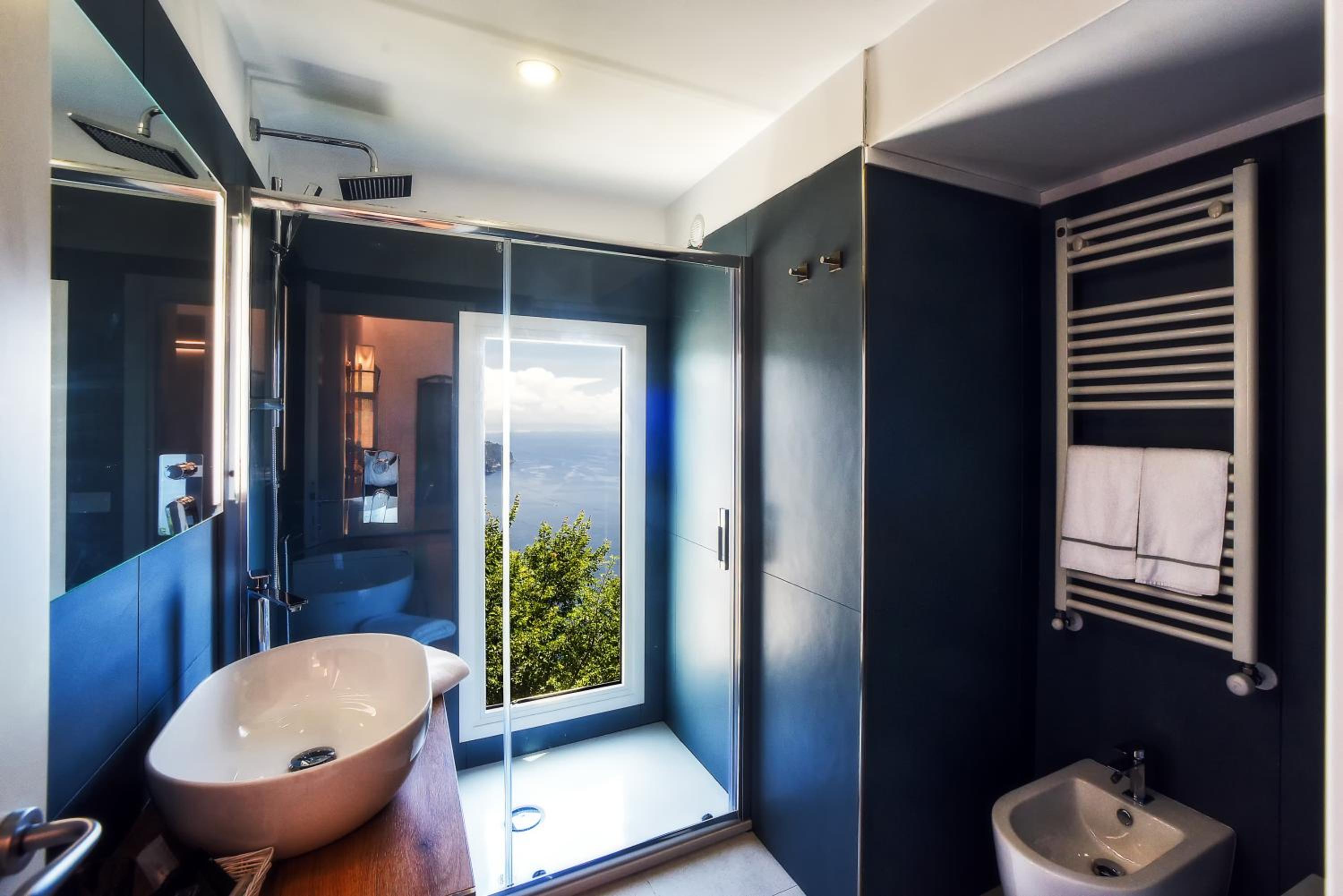 Deluxe Large Double Room with Sea View photo 3