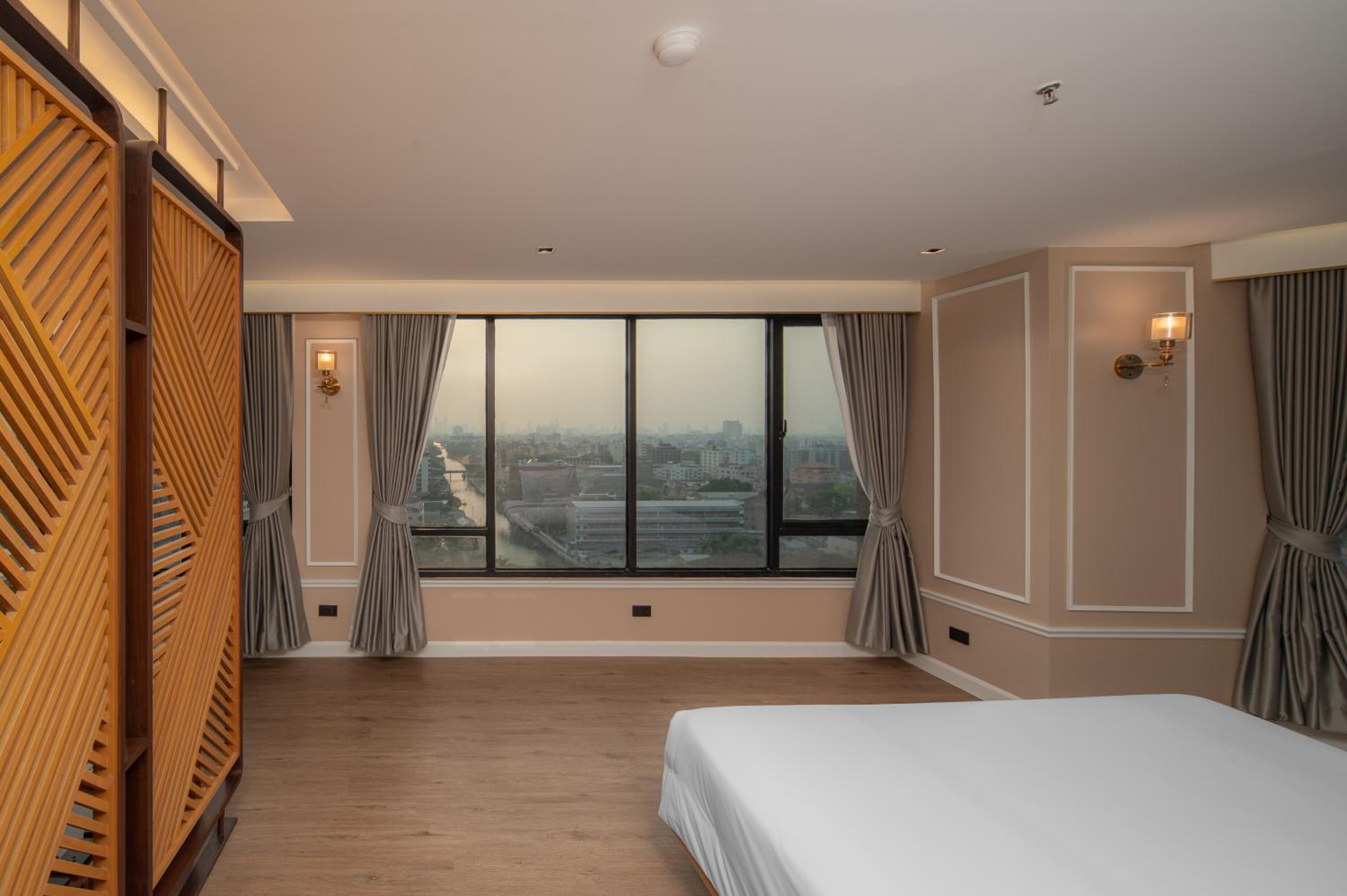 Suite with City View photo 2