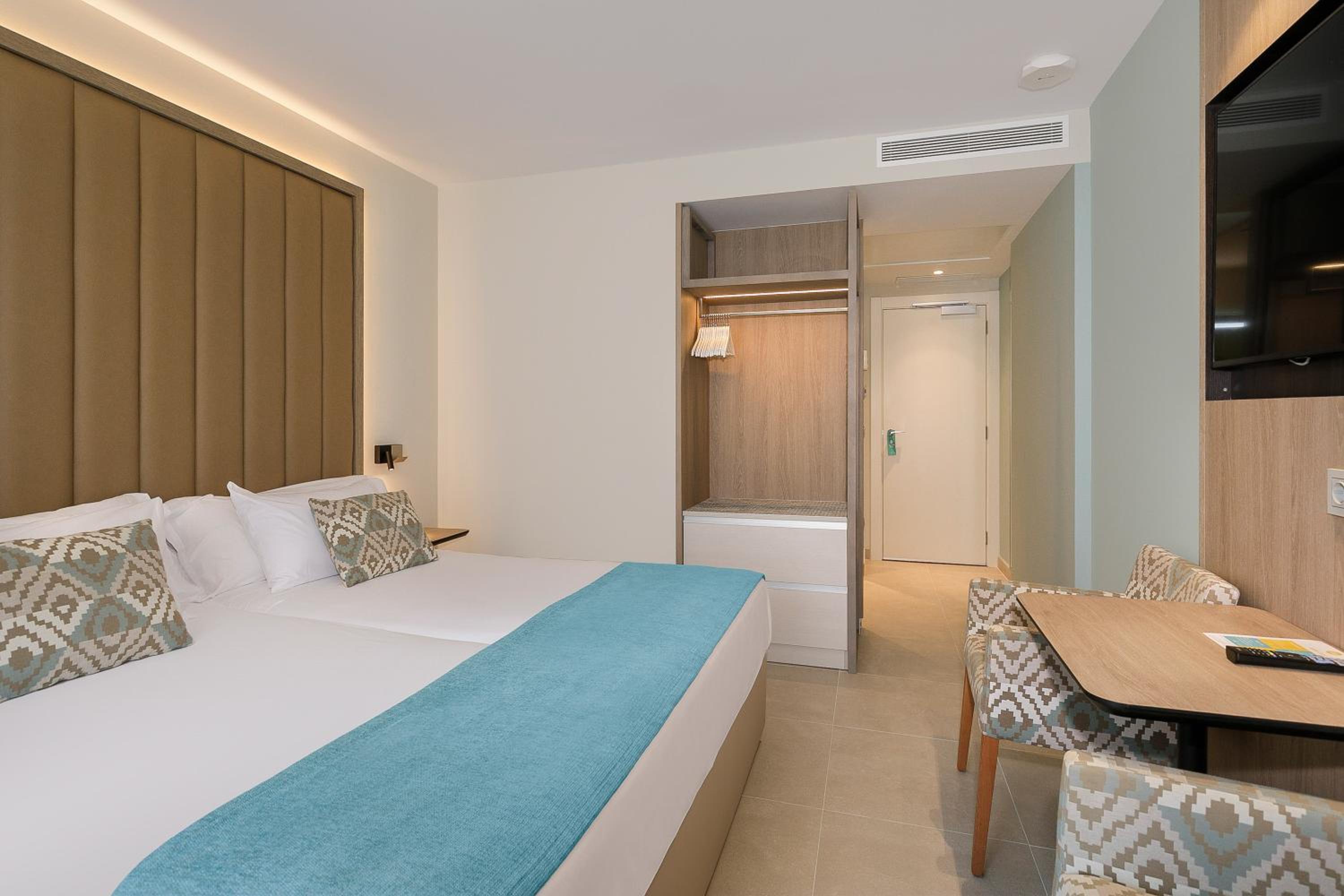 Sol Room with Pool View - Photo 1