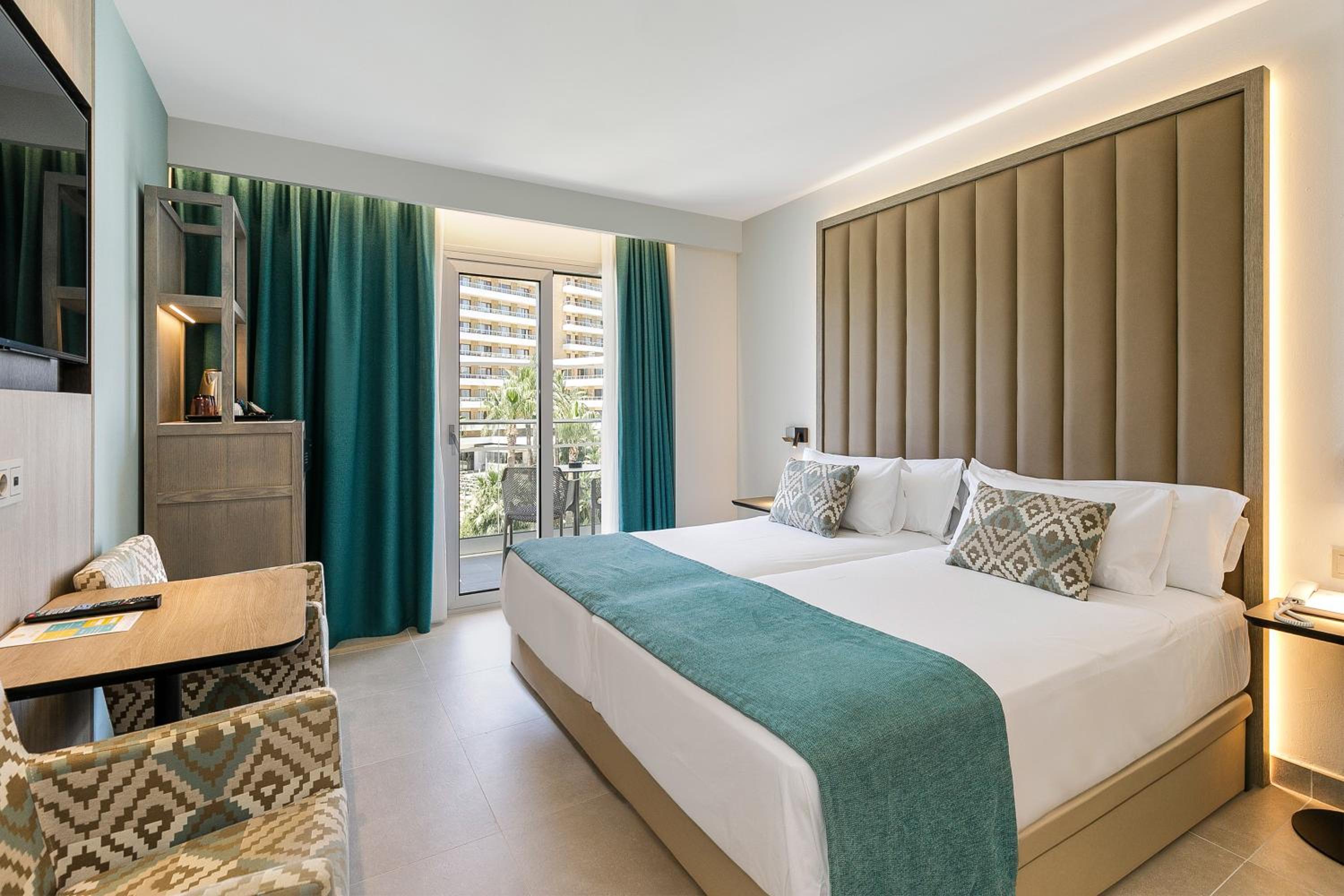 Sol Room with Pool View - Photo 2