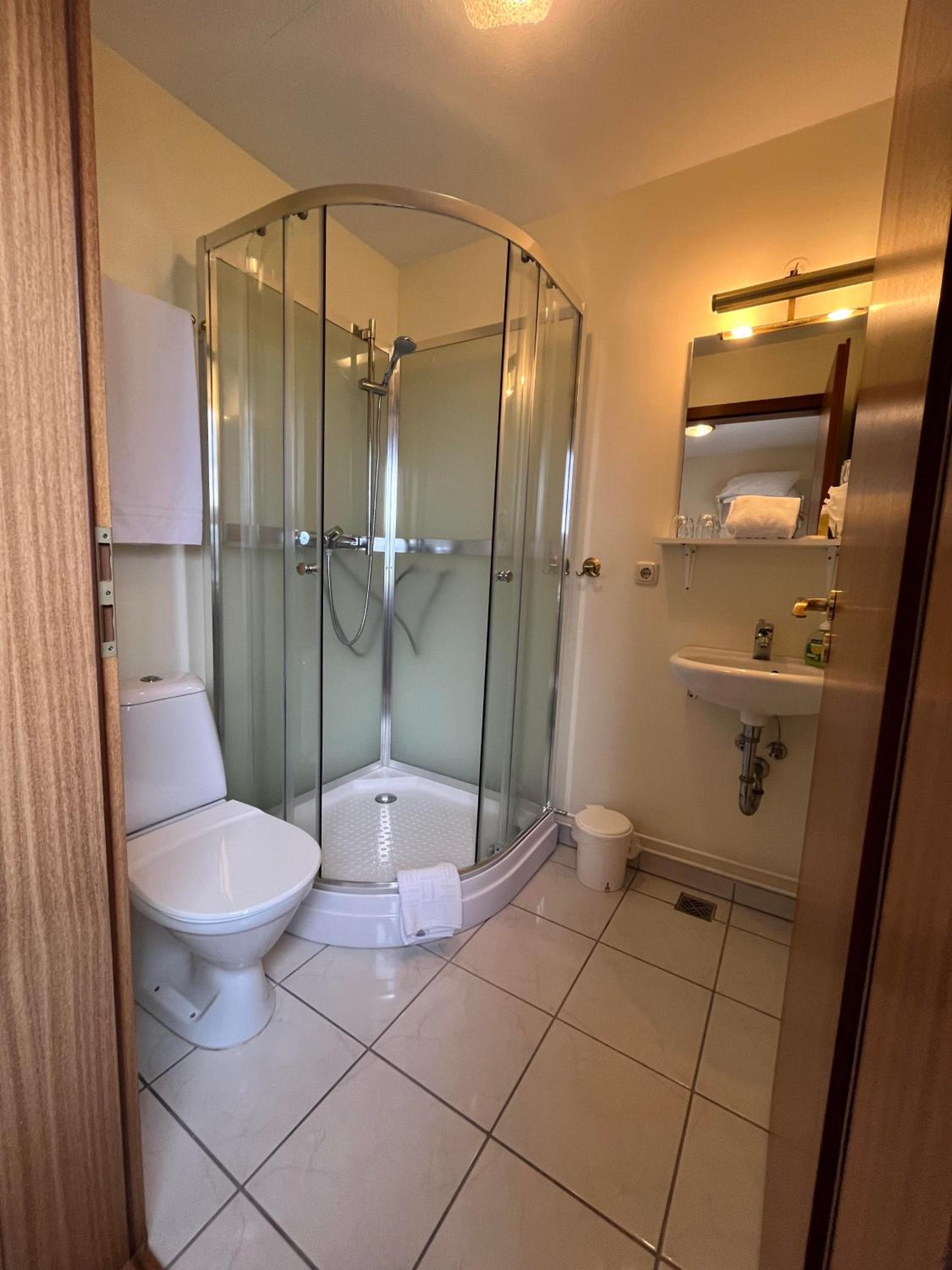 Twin Room with Bath photo 3