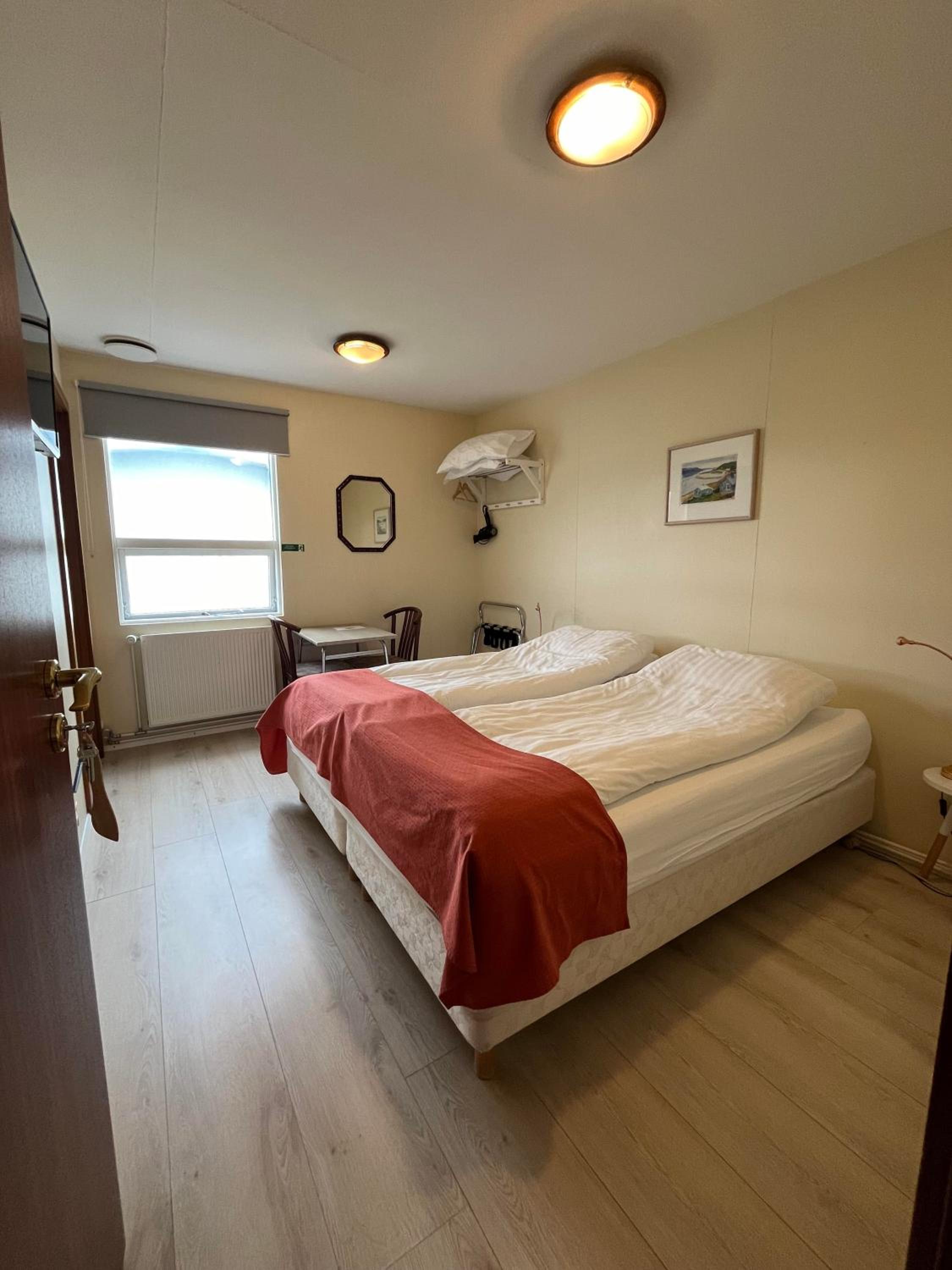 Twin Room with Bath photo 2