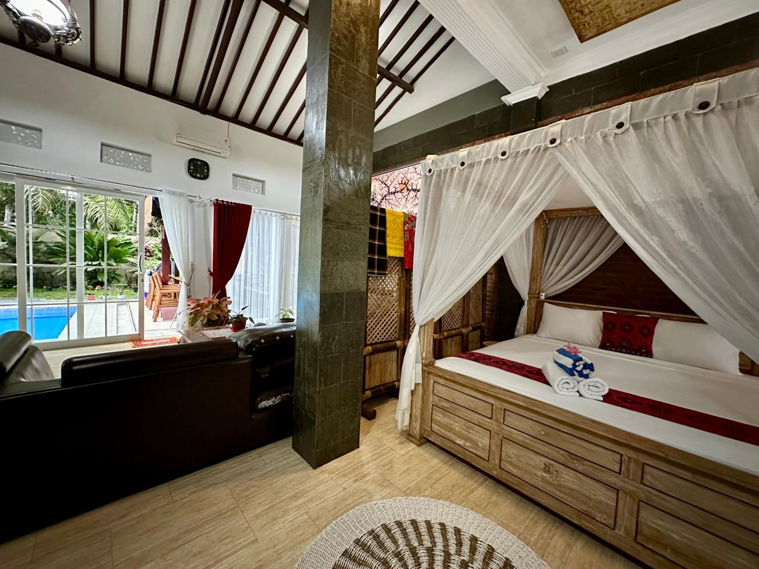 Queen Room with Pool View photo 3
