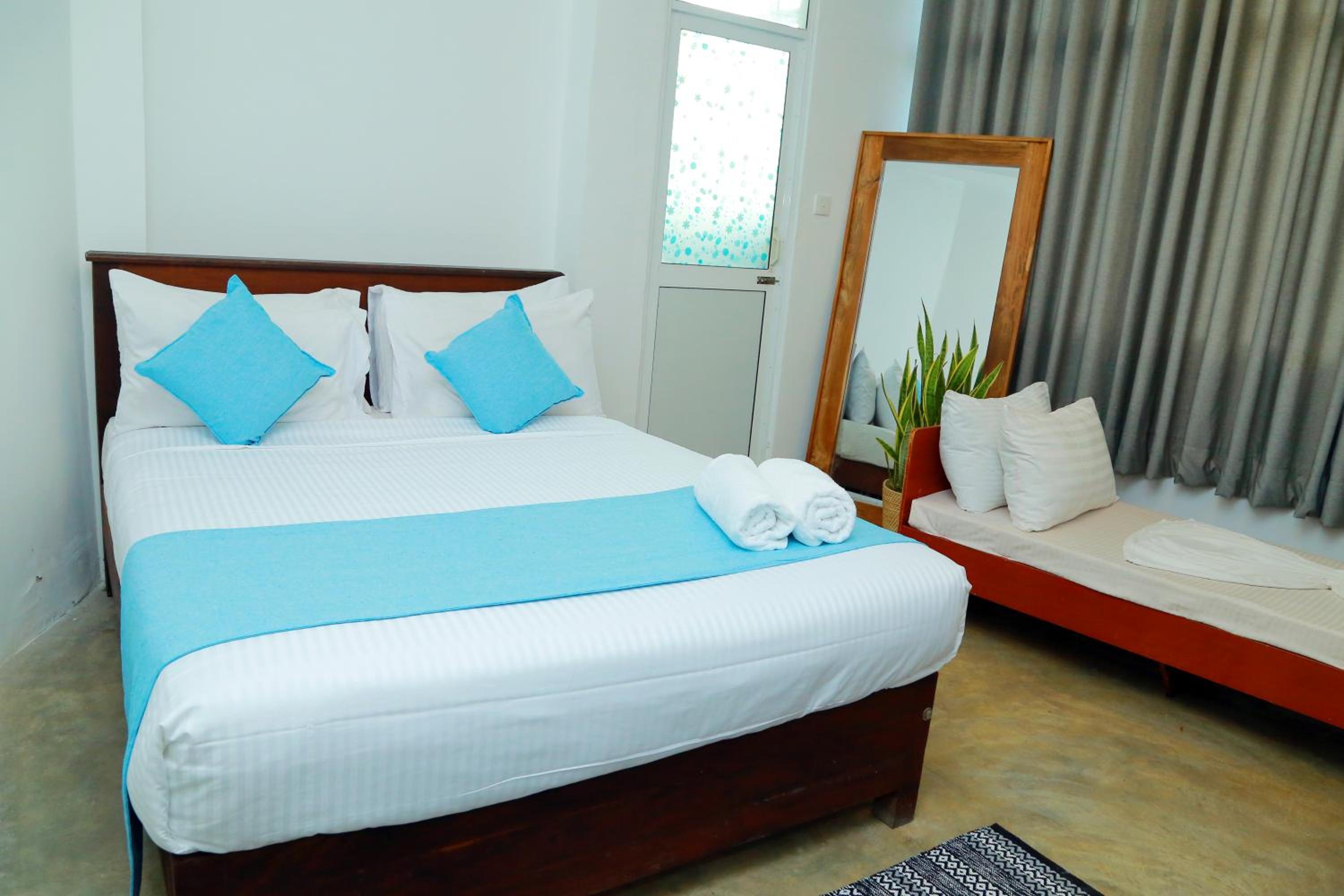 Economy Triple Room photo 2