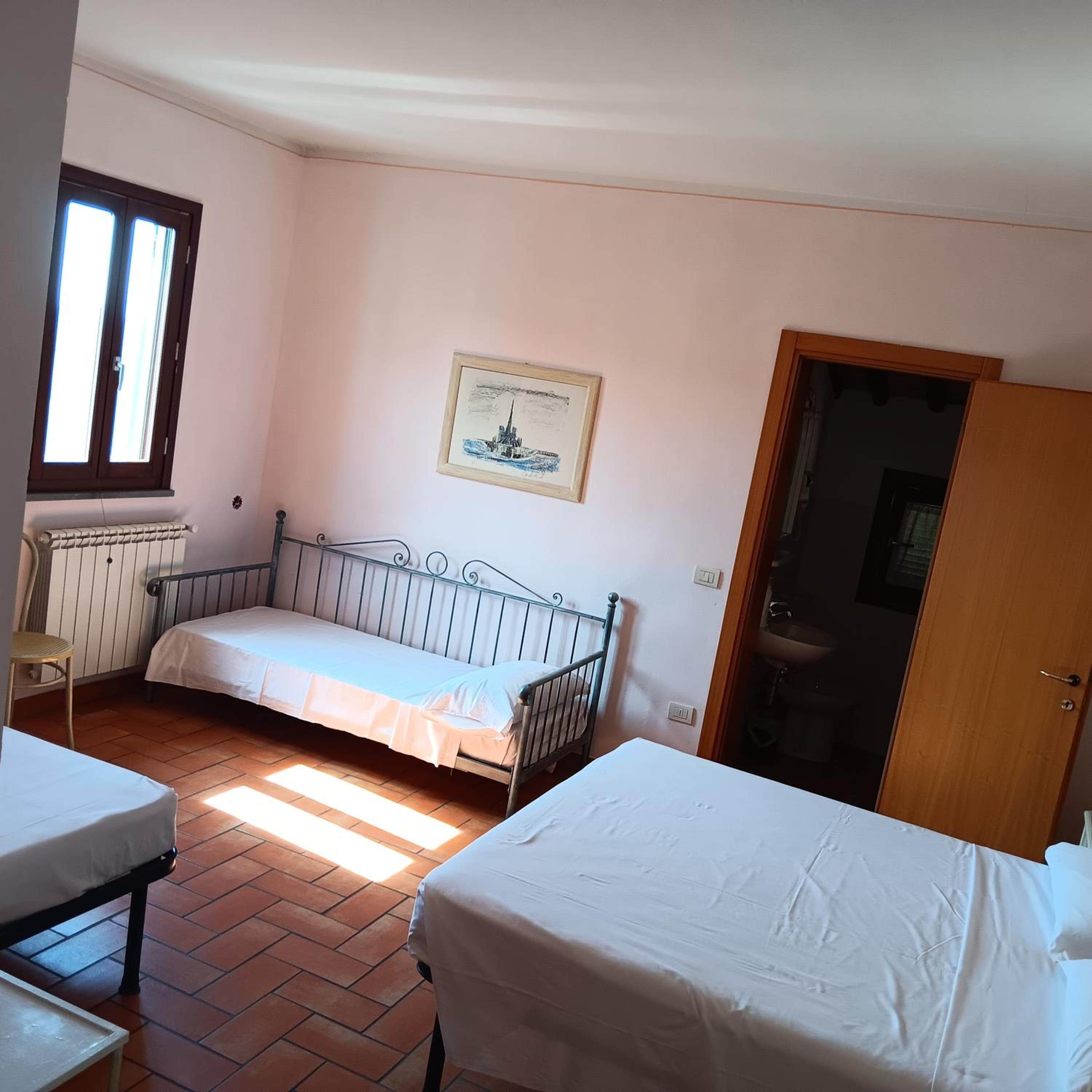 Quadruple Room with Private Bathroom photo 2