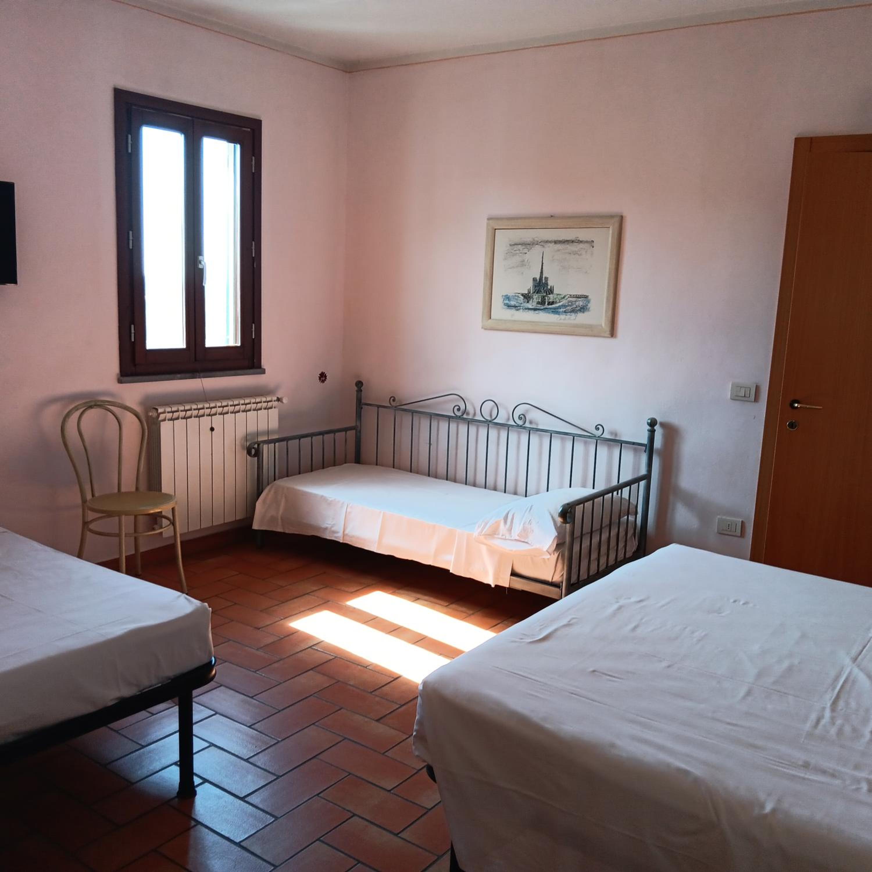 Quadruple Room with Private Bathroom photo 1