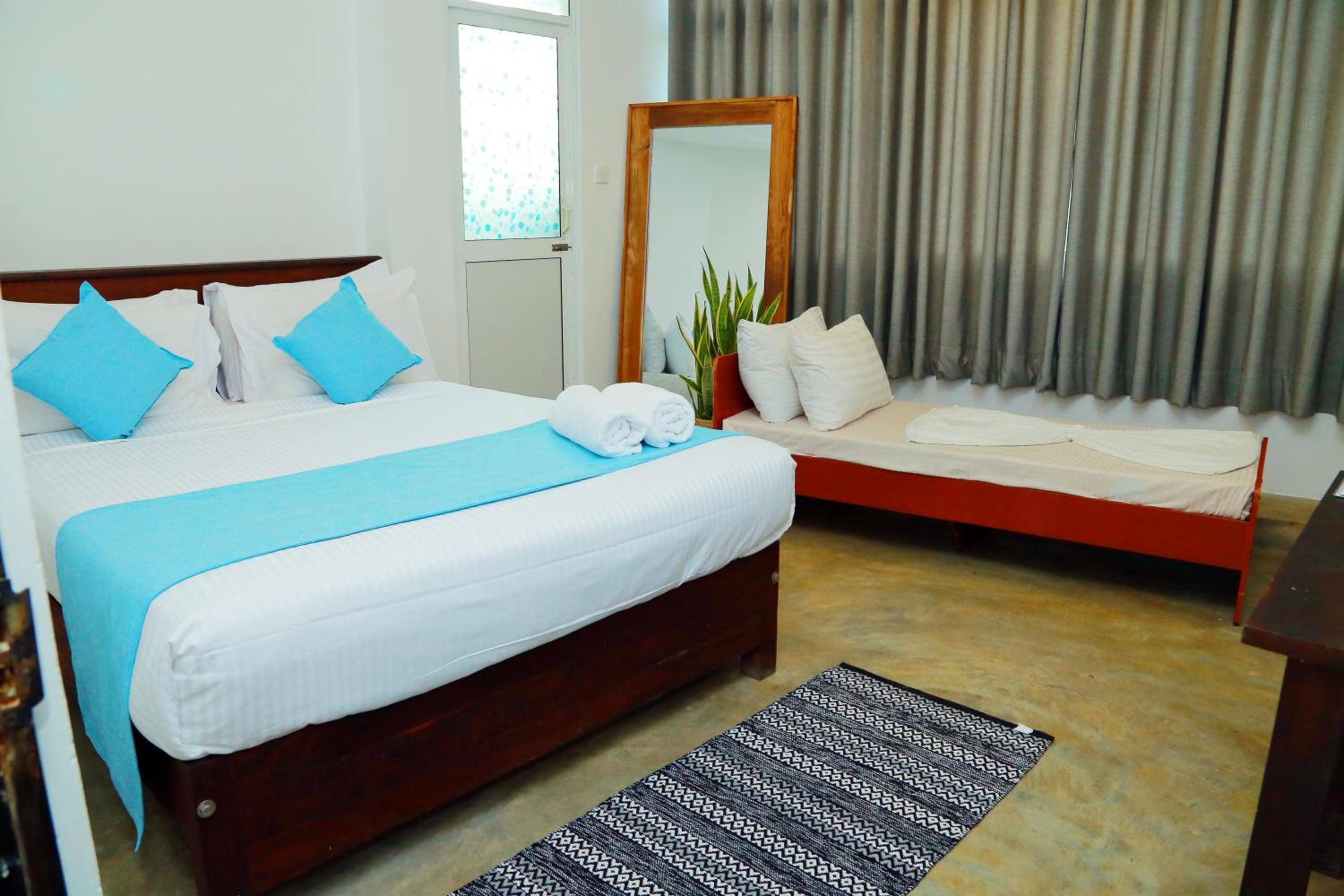 Economy Triple Room photo 3