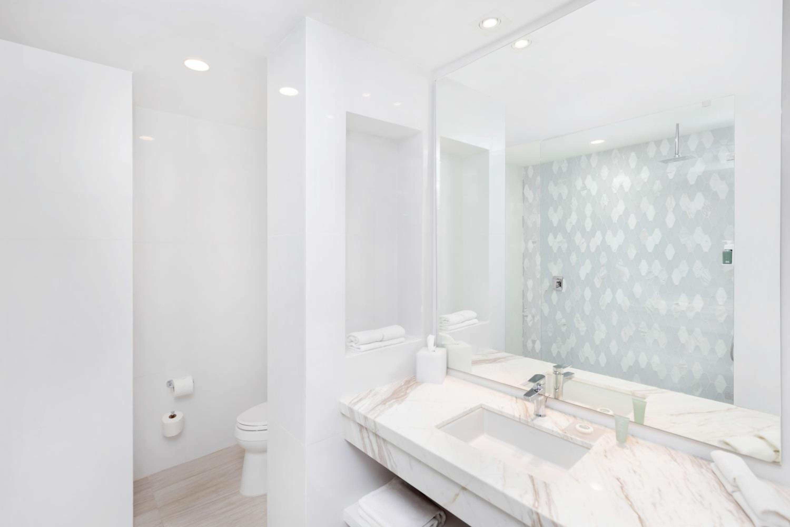 One-Bedroom King Suite with Balcony and Ocean View - Photo 3