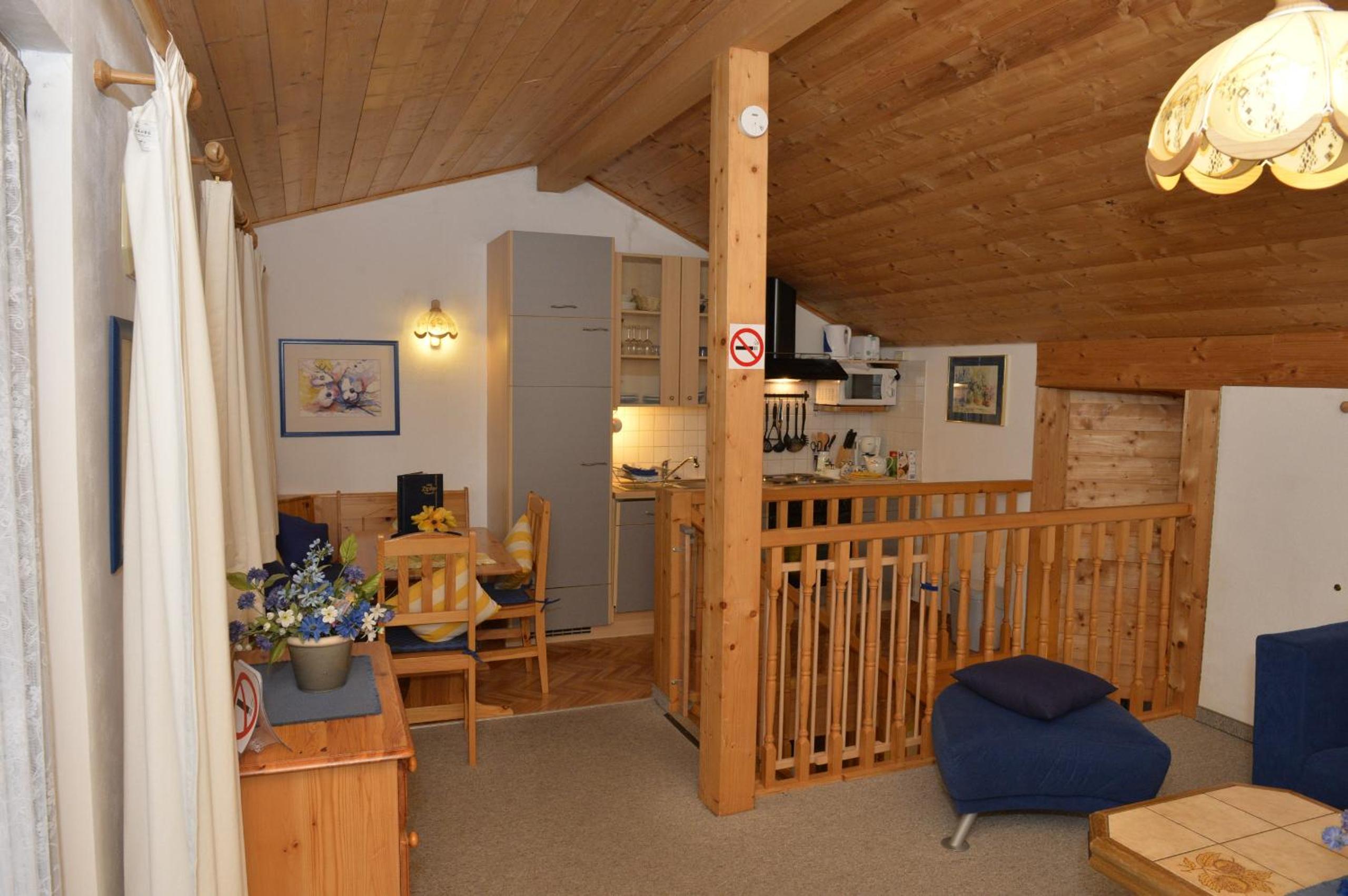 One-Bedroom Apartment with Balcony and Mountain View   photo 1