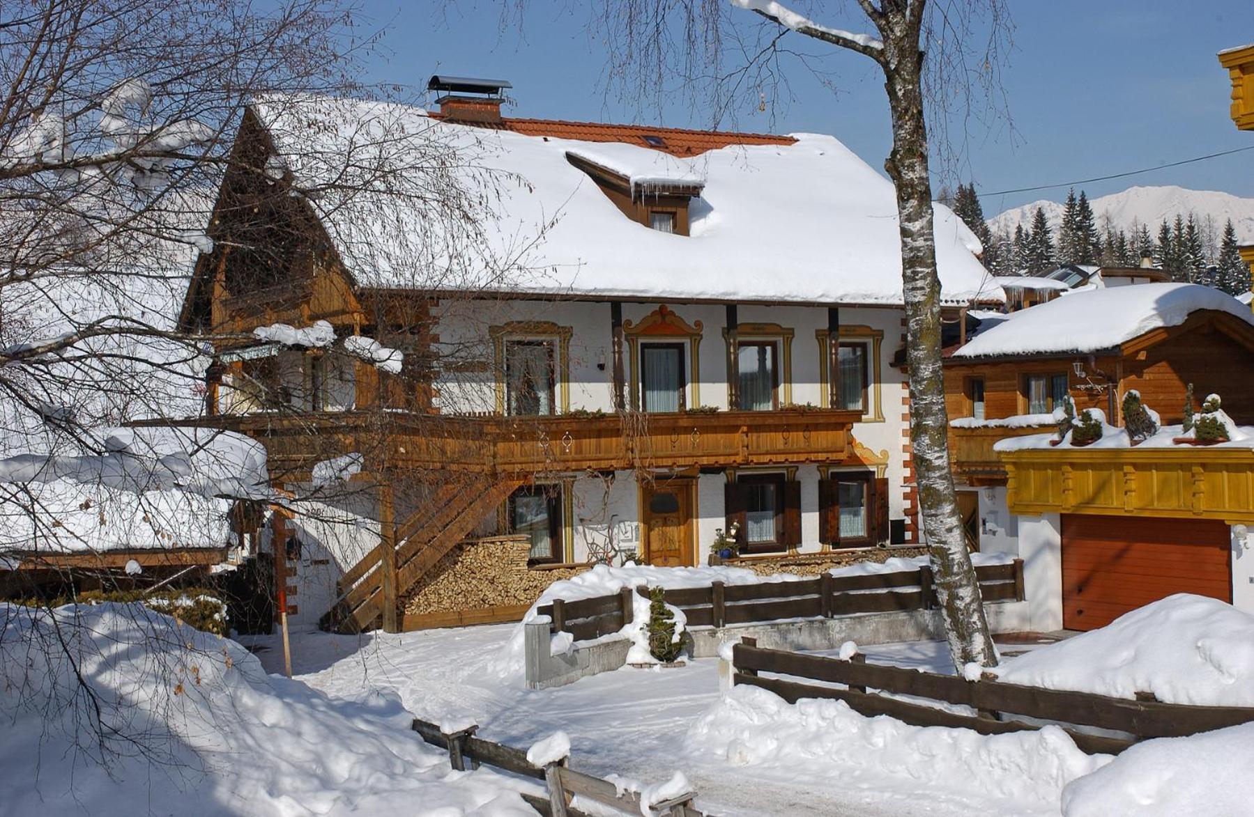 One-Bedroom Apartment with Balcony and Mountain View   photo 3