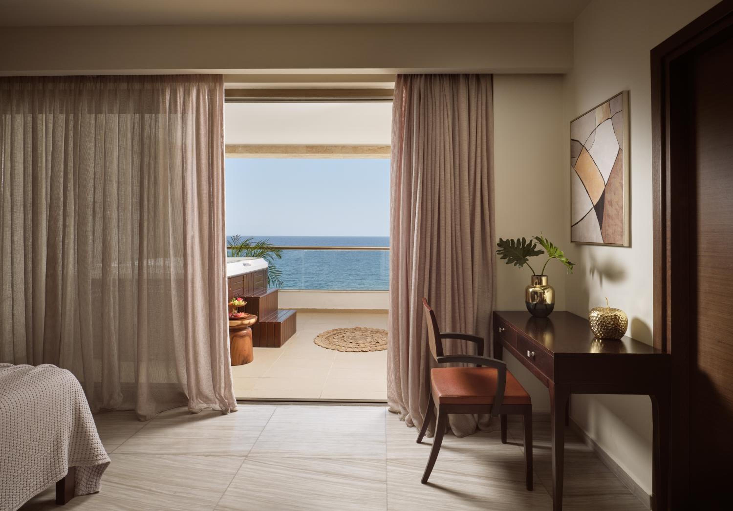 Royal Superior Suite Sea Front with Jacuzzi thumbnail 5