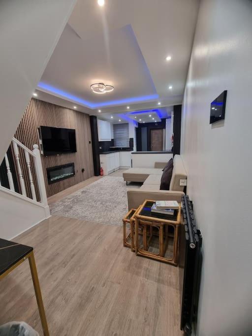 Three-Bedroom House photo 3