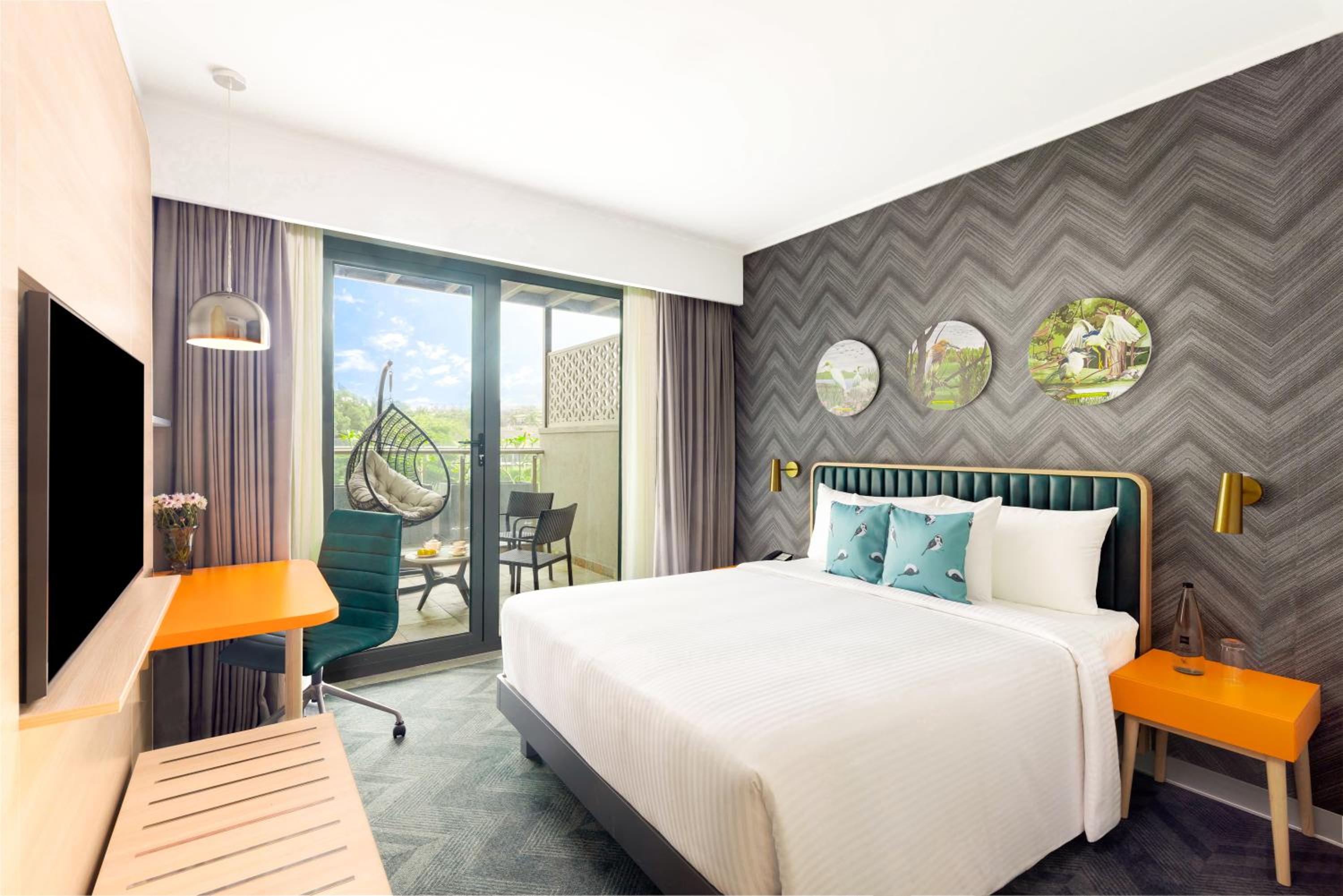 Superior Queen Suite with Balcony  with 10% discount on SPA,Happy Hours 1+1 on IMFL at Flamingo Bar, Early checkin & Late Checkout (Subject to Availability) - Photo 3