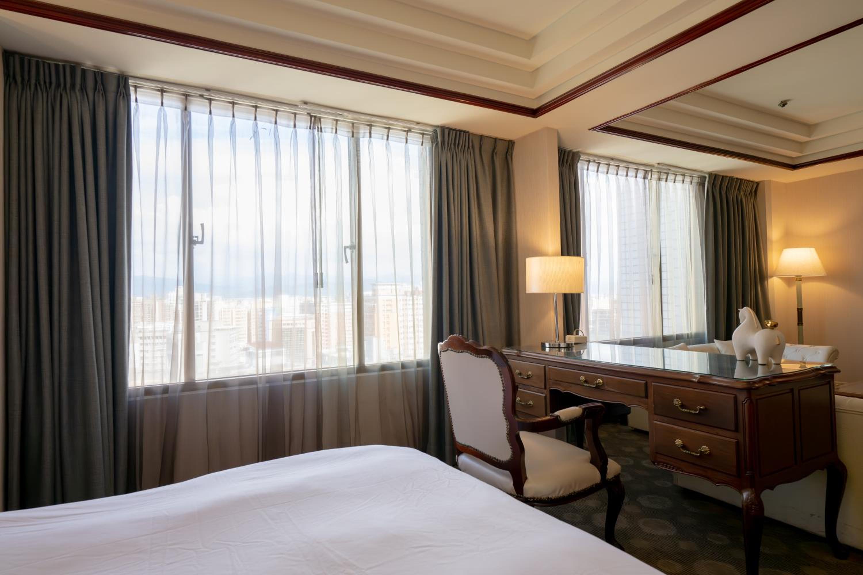 Executive Suite - Photo 4