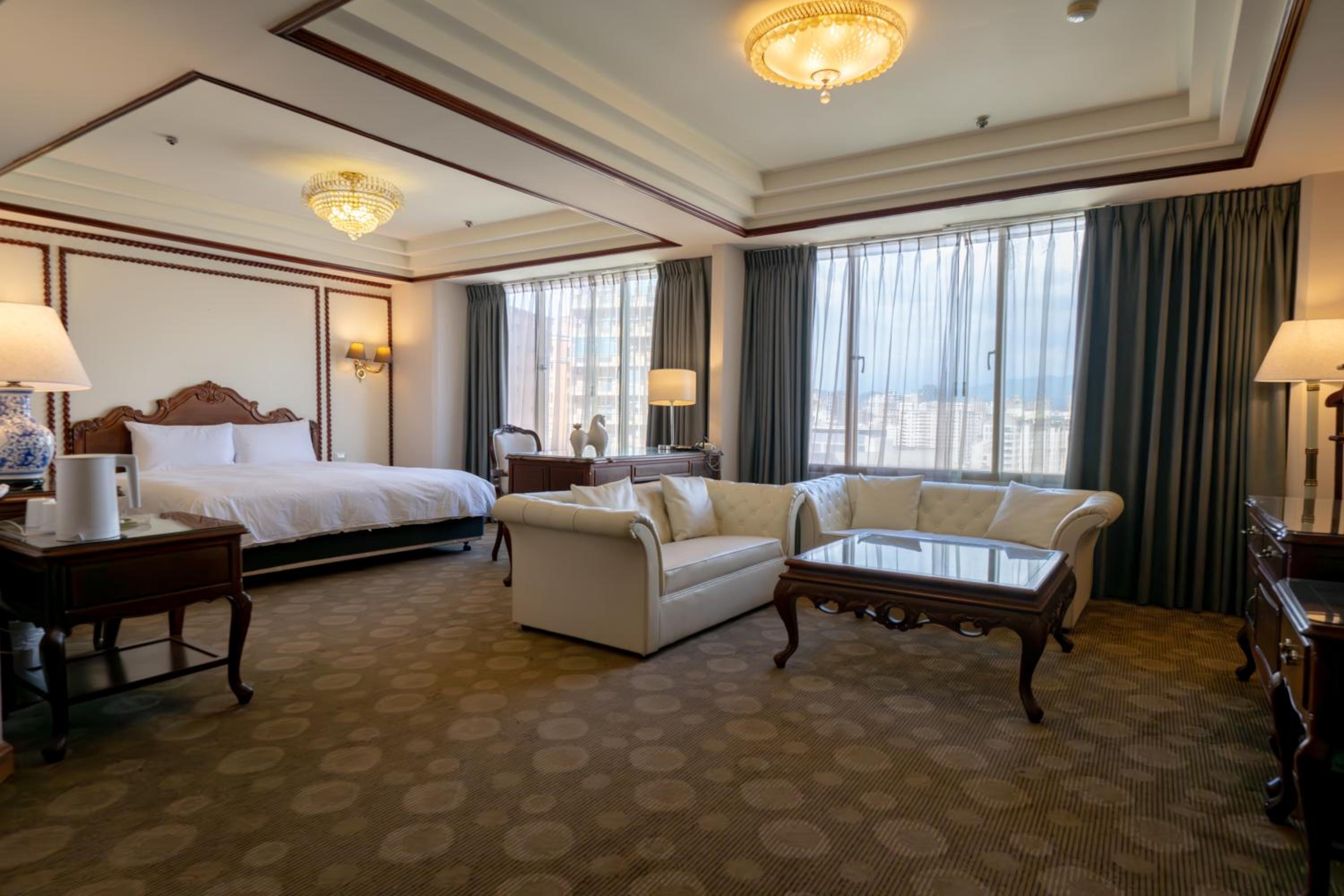 Executive Suite - Photo 2
