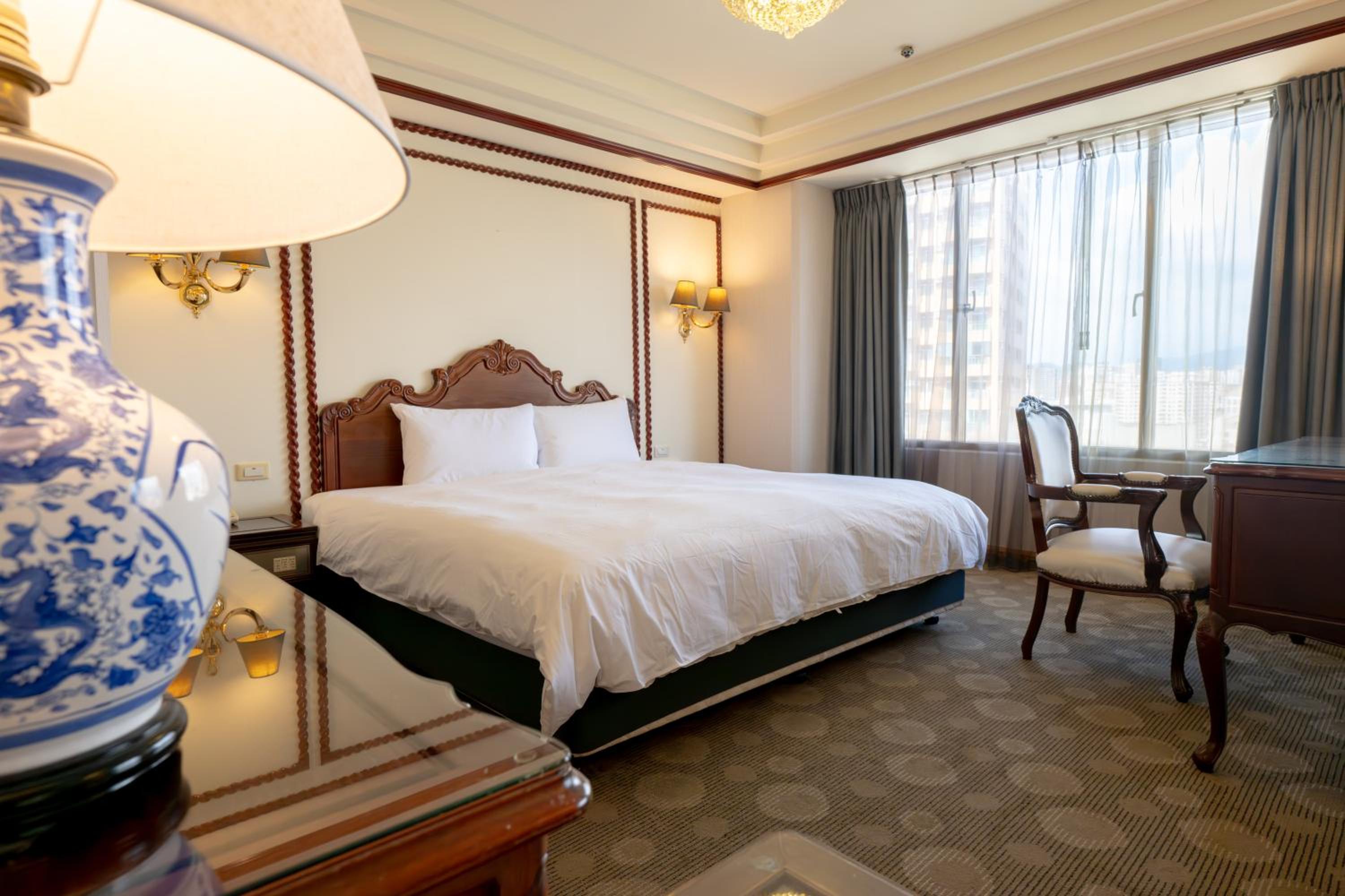 Executive Suite - Photo 1