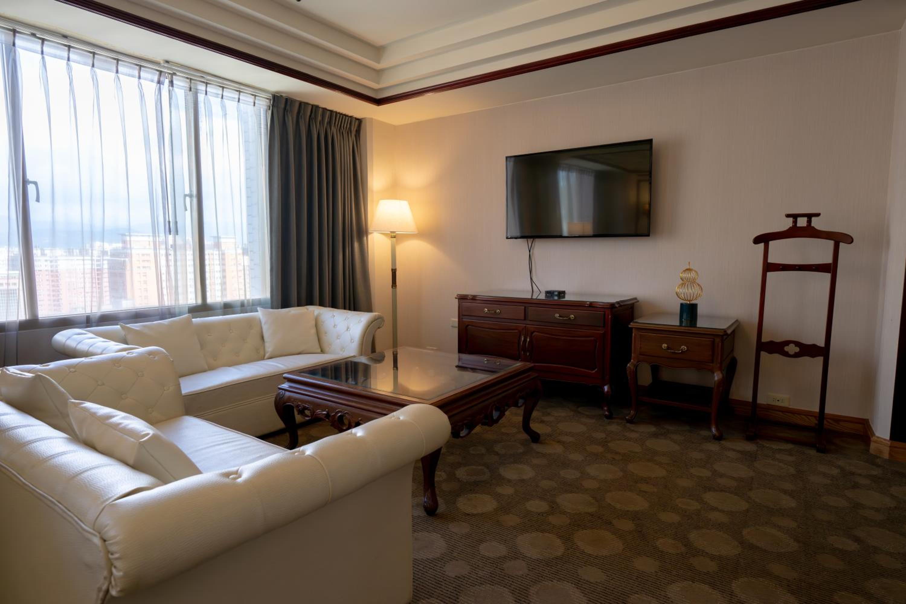 Executive Suite - Photo 5