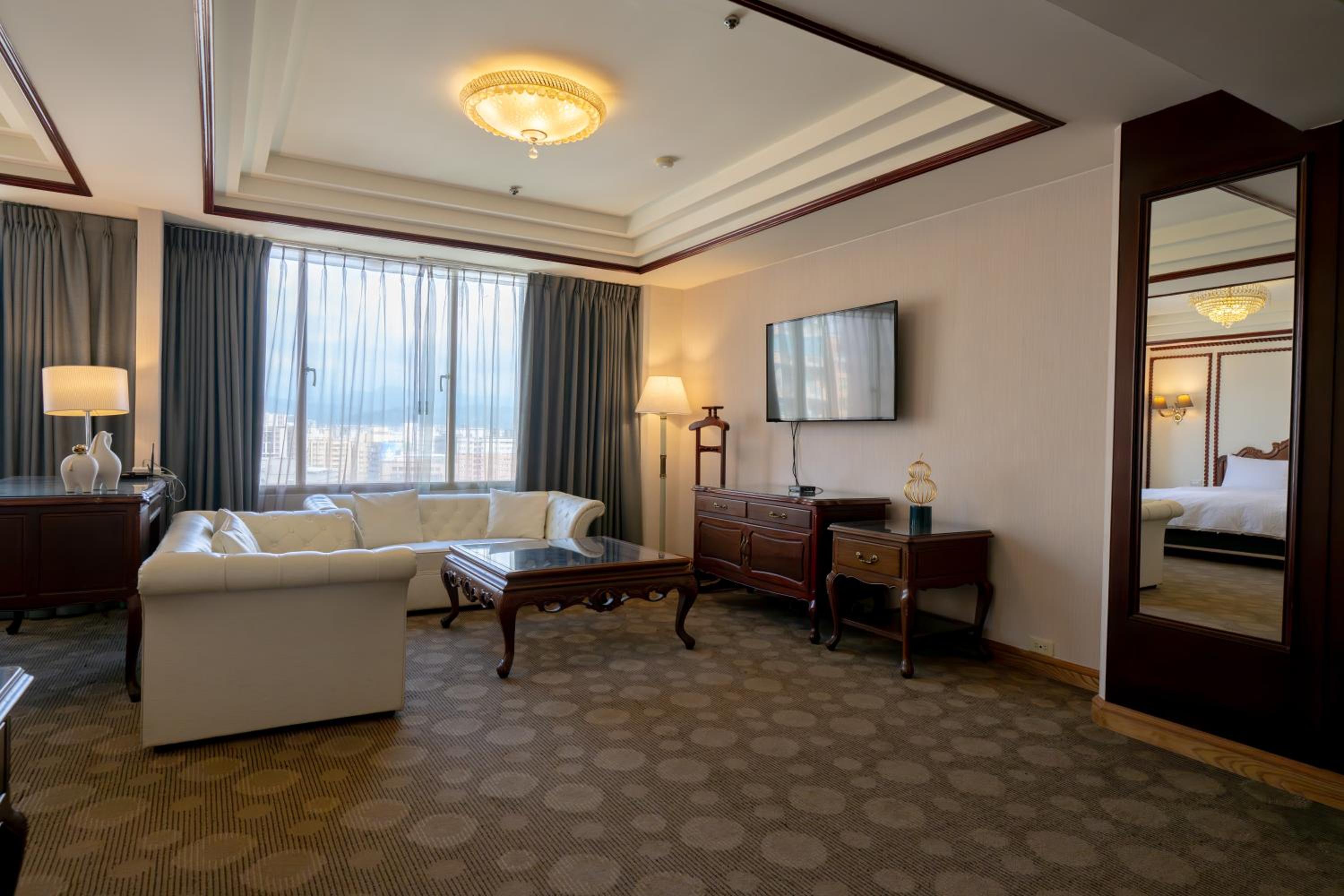 Executive Suite - Photo 9