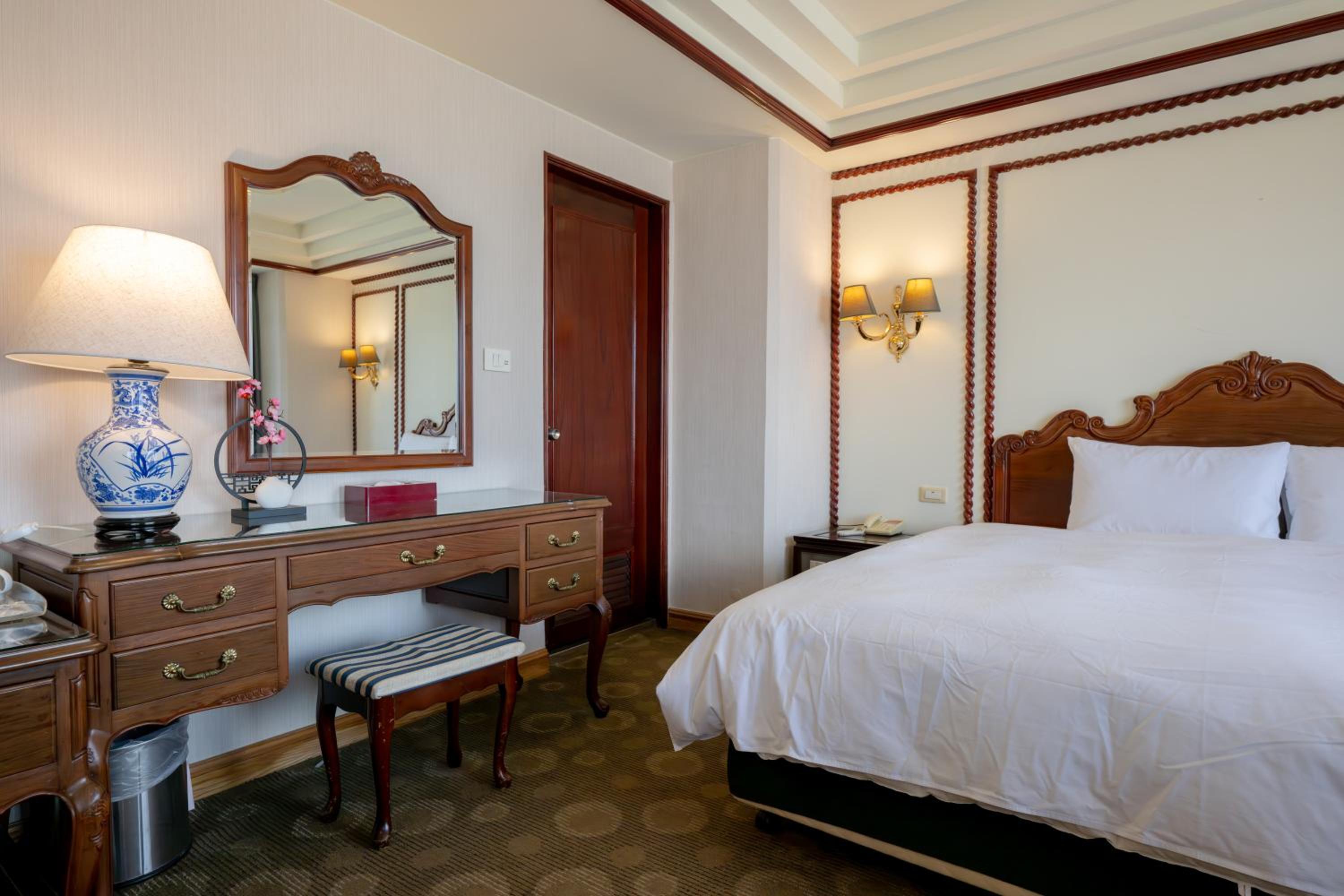 Executive Suite - Photo 7